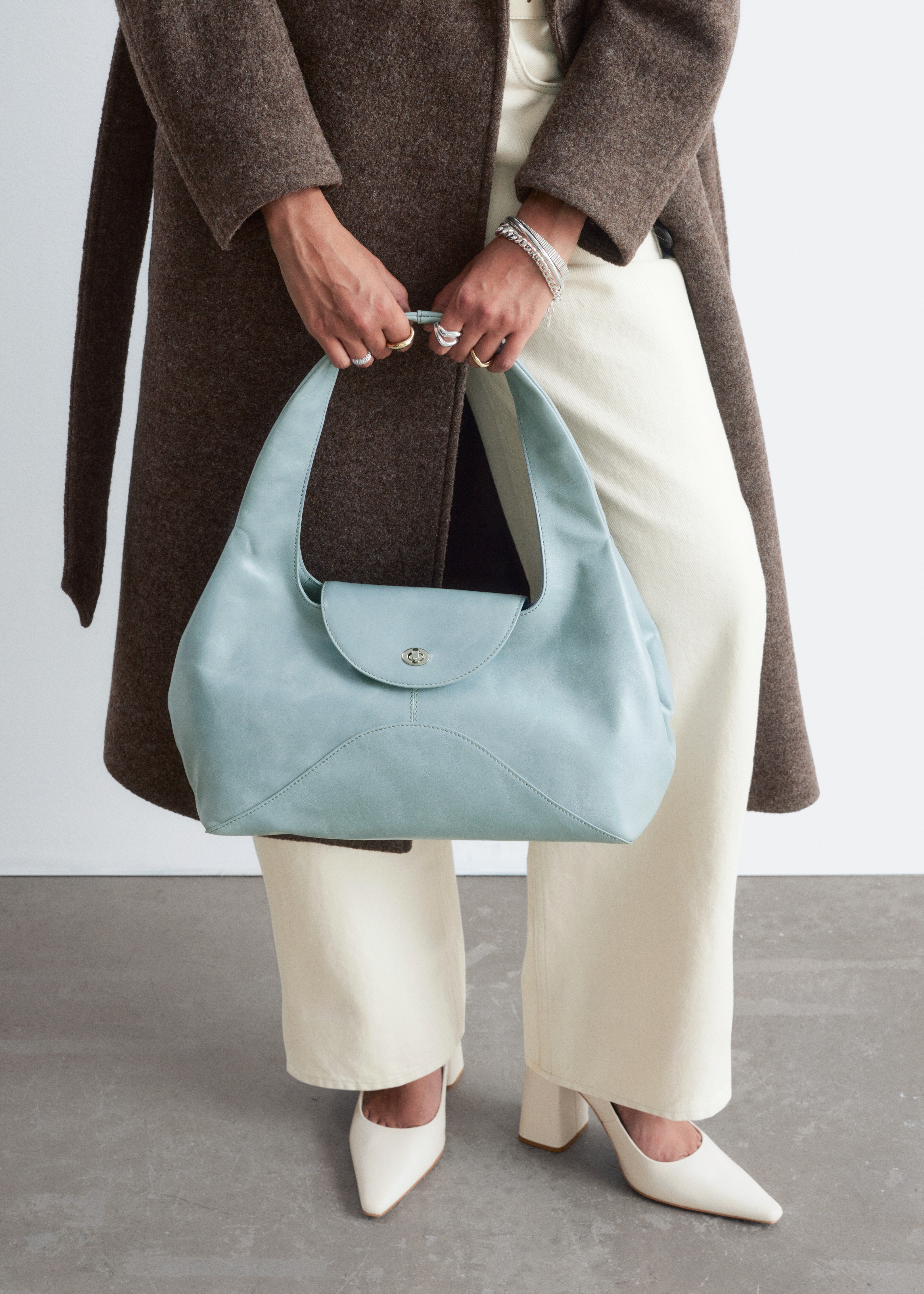 Bolsa de ombro curva - Light Blue/Castanho escuro/Bege