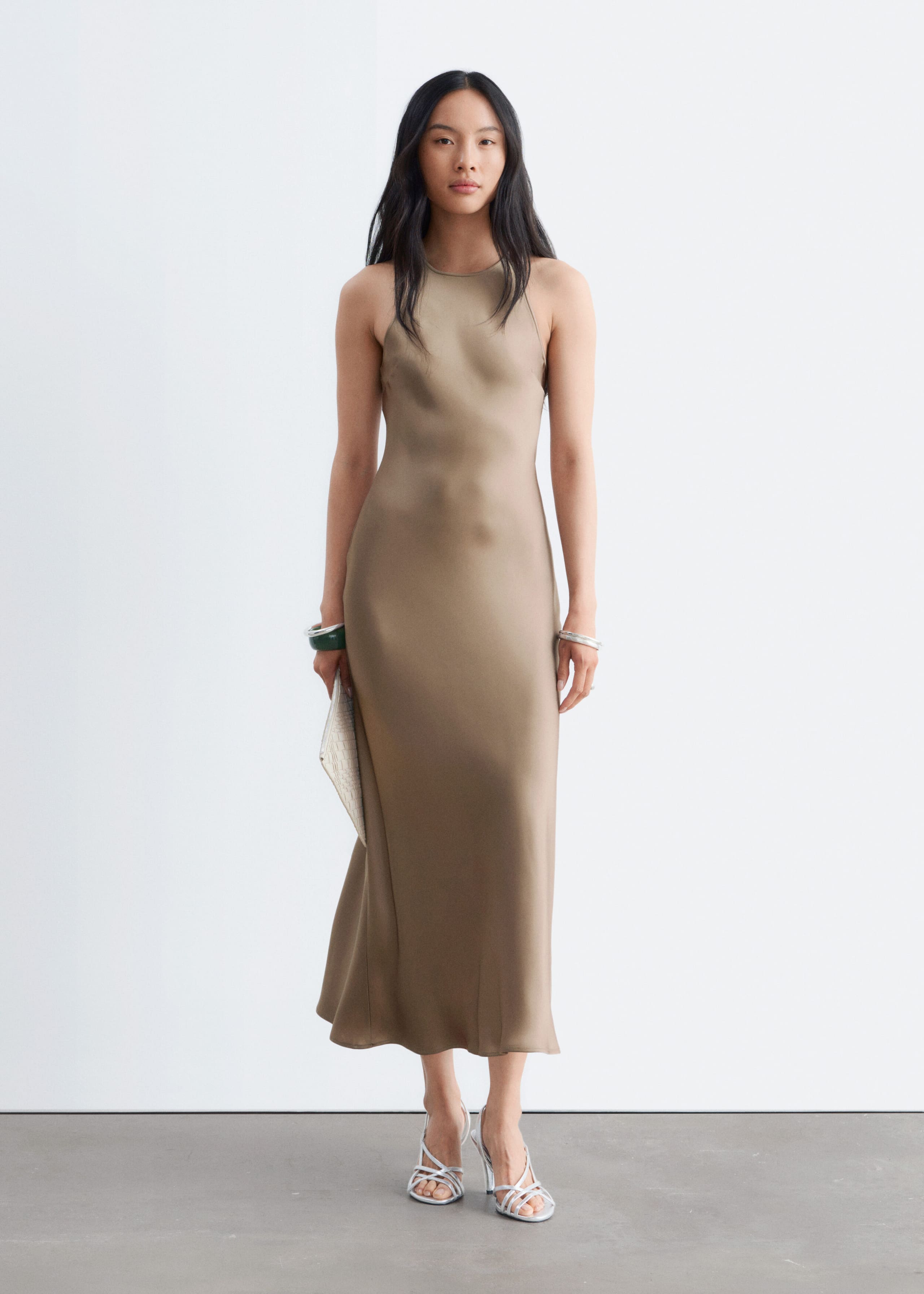 Ärmelloses Midikleid aus Satin - Rosa - Lookbook