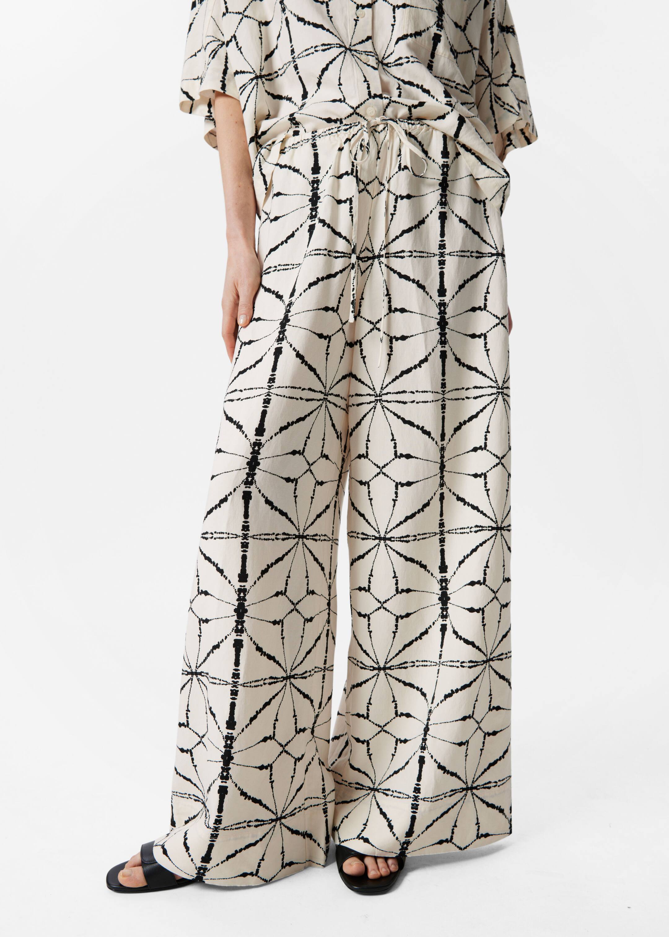 Visualizza immagine più grande: Pantaloni dalla vestibilità rilassata con coulisse - Bianco/Motivo nero - DONNA | H&M IT 2