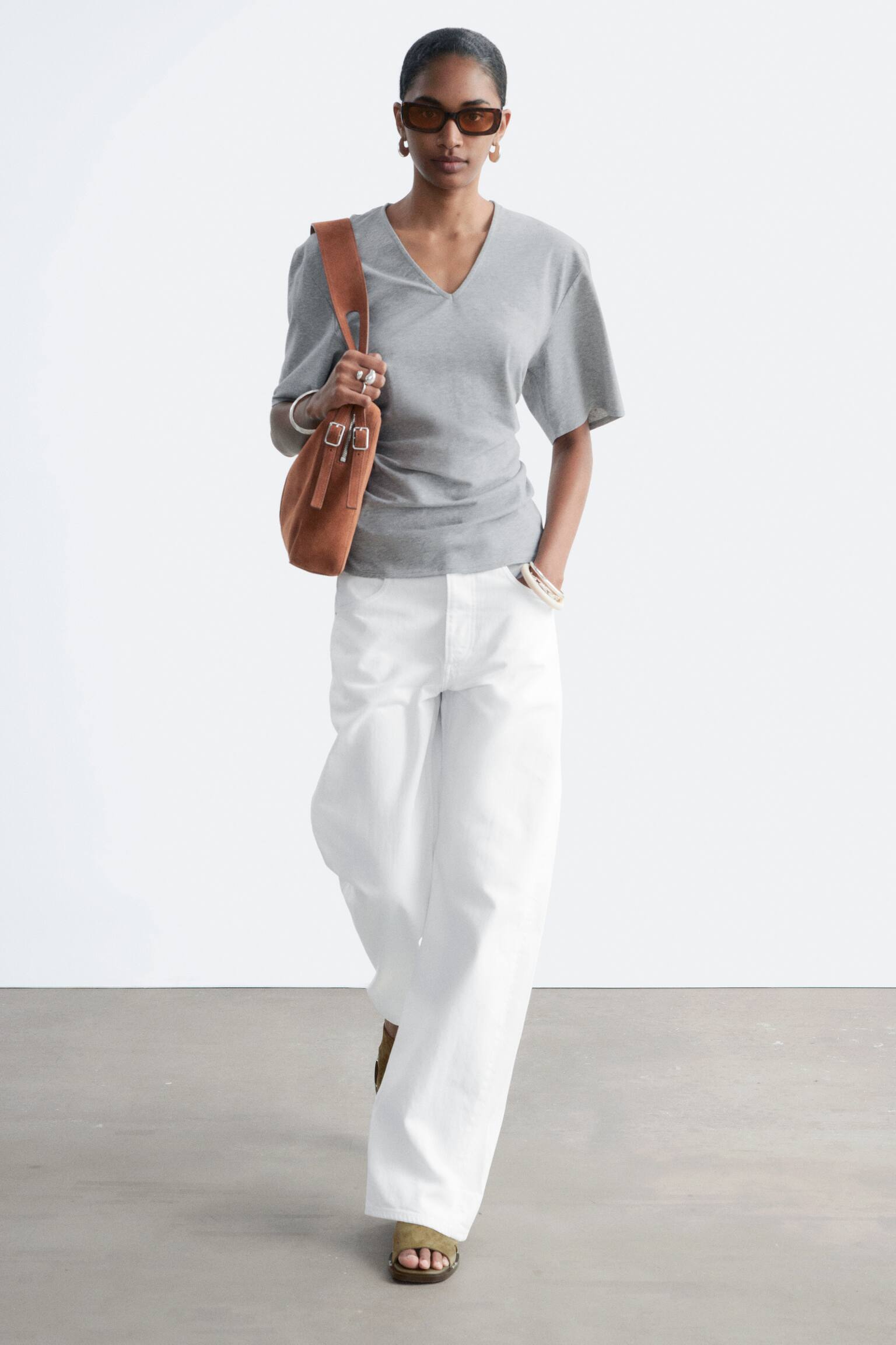 Marszczony T-shirt z dekoltem w szpic - 7