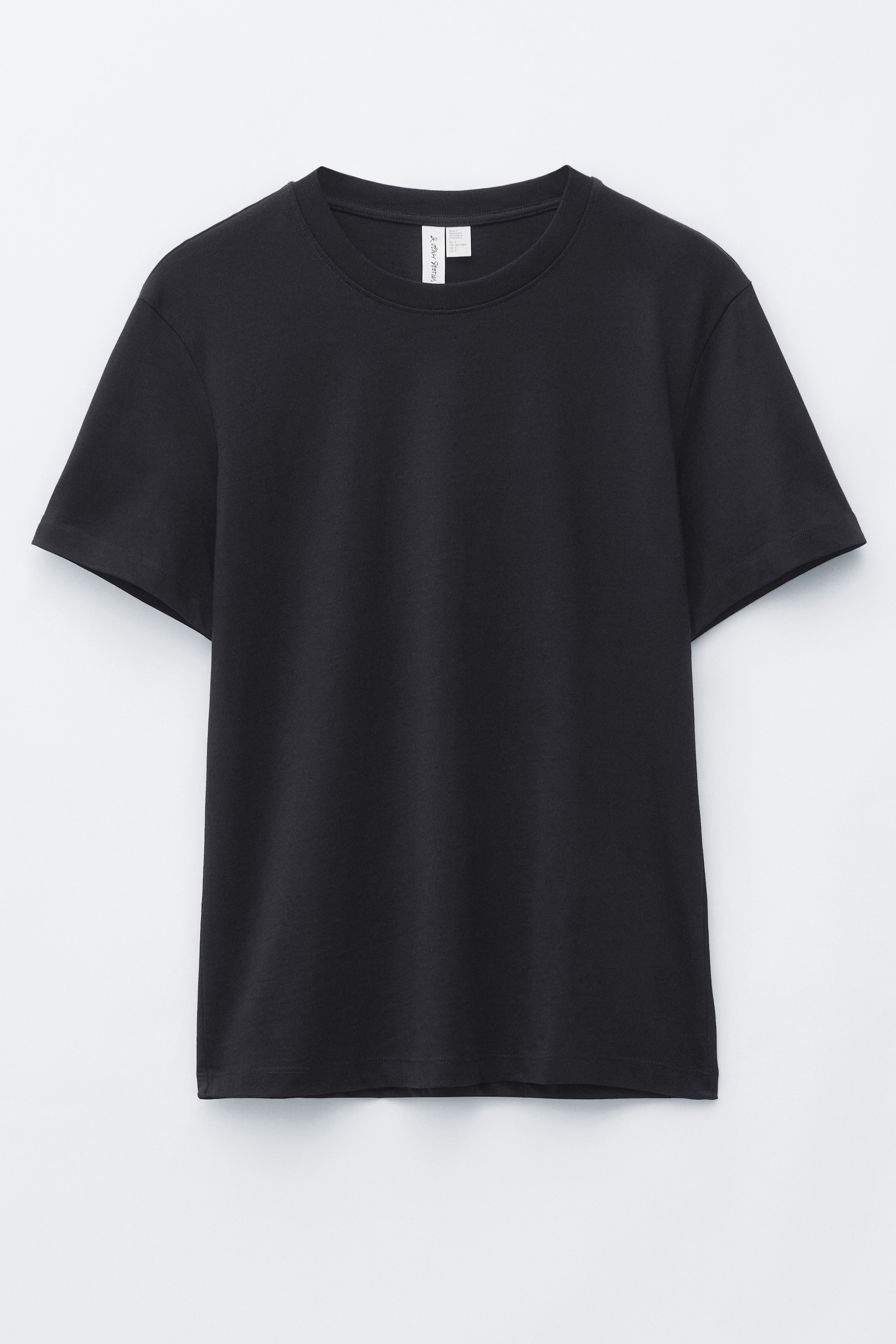 Näytä suurempi kuva: Musta T-paita esitellään edestäpäin, siinä on ribattu pyöreä kaula-aukko ja lyhyet hihat, ja se esittelee suoraa siluettia sileällä kangaspinnalla.