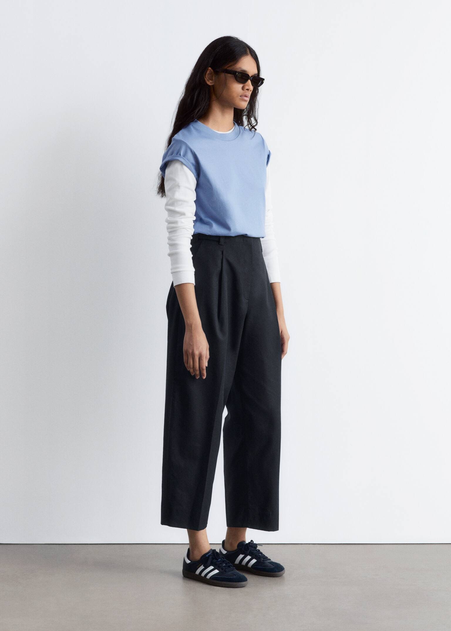 חולצת טי-שירט עם צווארון עגול - כחול אפרפר - 4