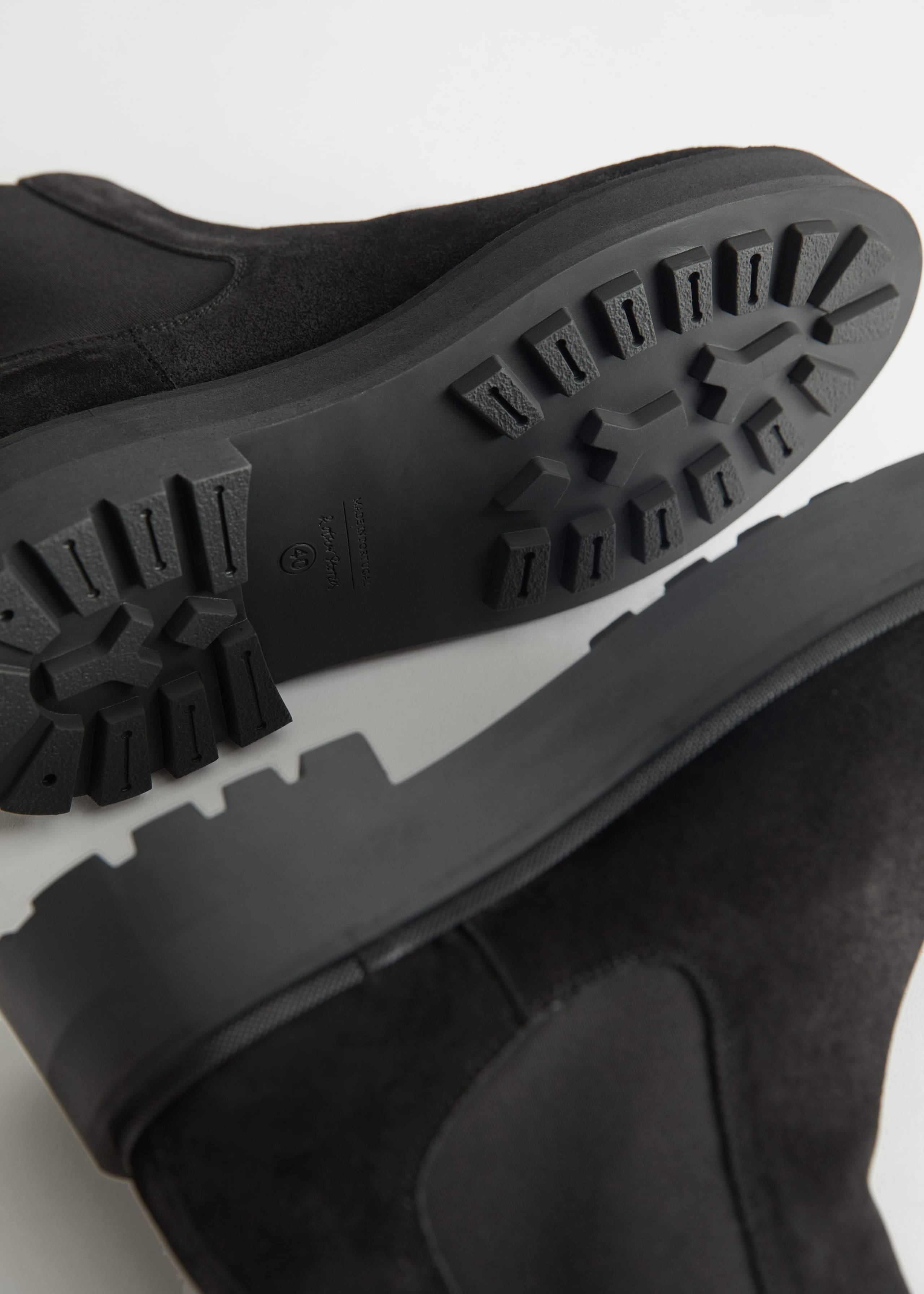 Chunky Chelsea Suede Boots - {{variantName}} - Descrizione dettagliata