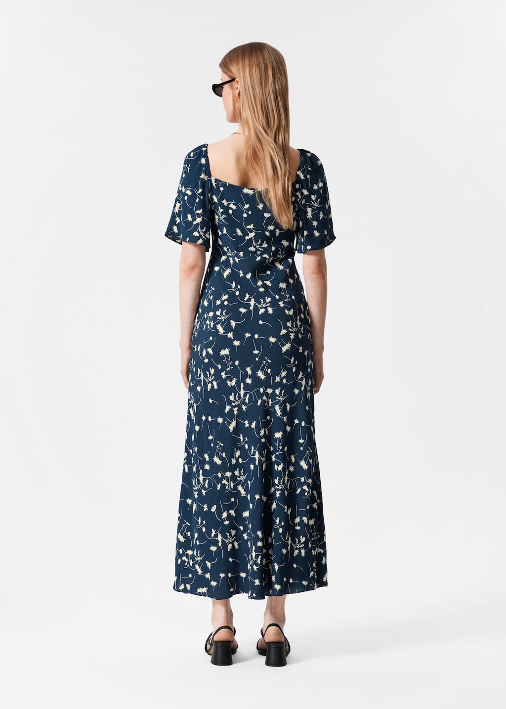 Midiklänning med volangärm – Marinblå/vit/blommig – lookbook