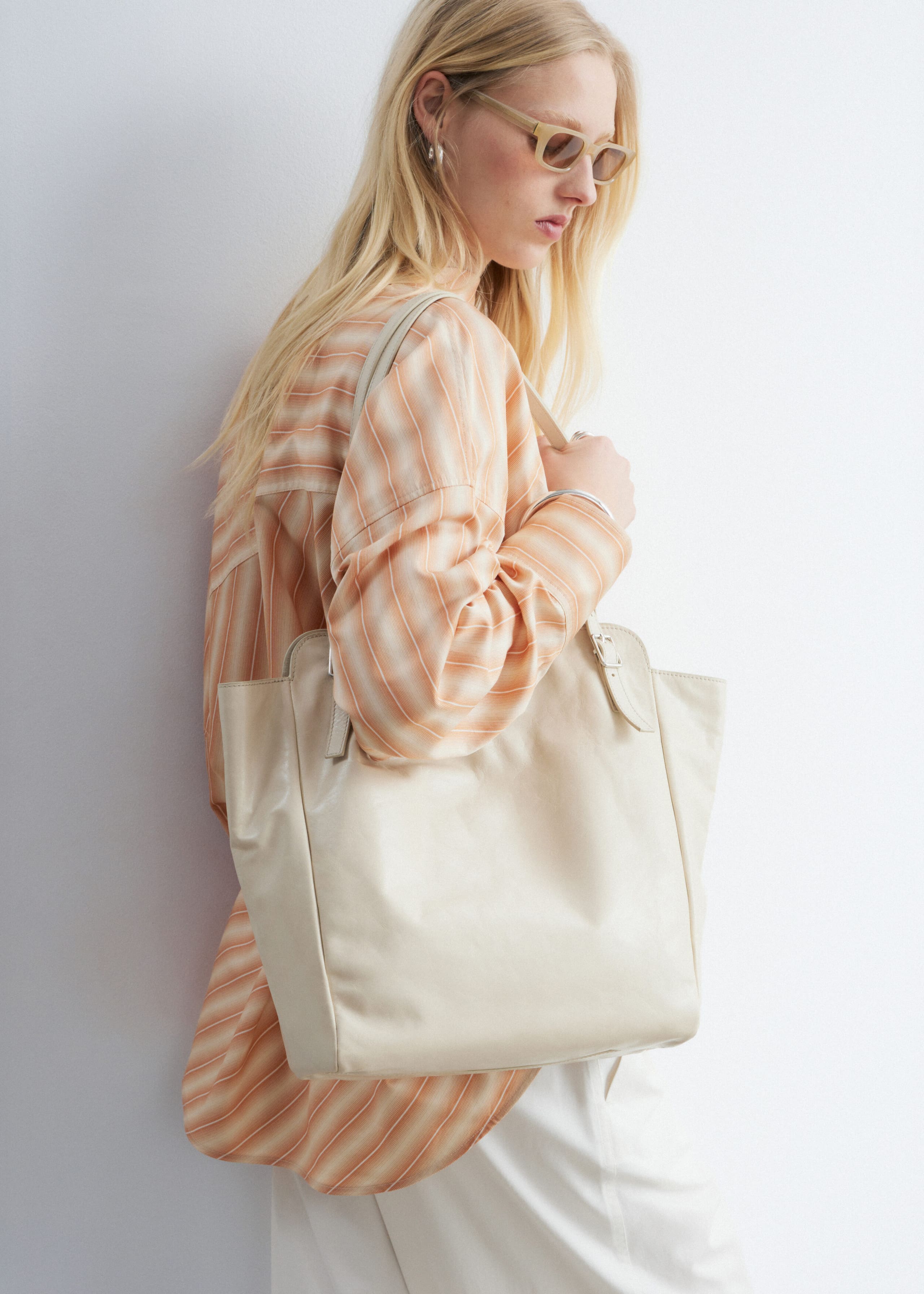 Image of Tote in pelle con manici con fibbia