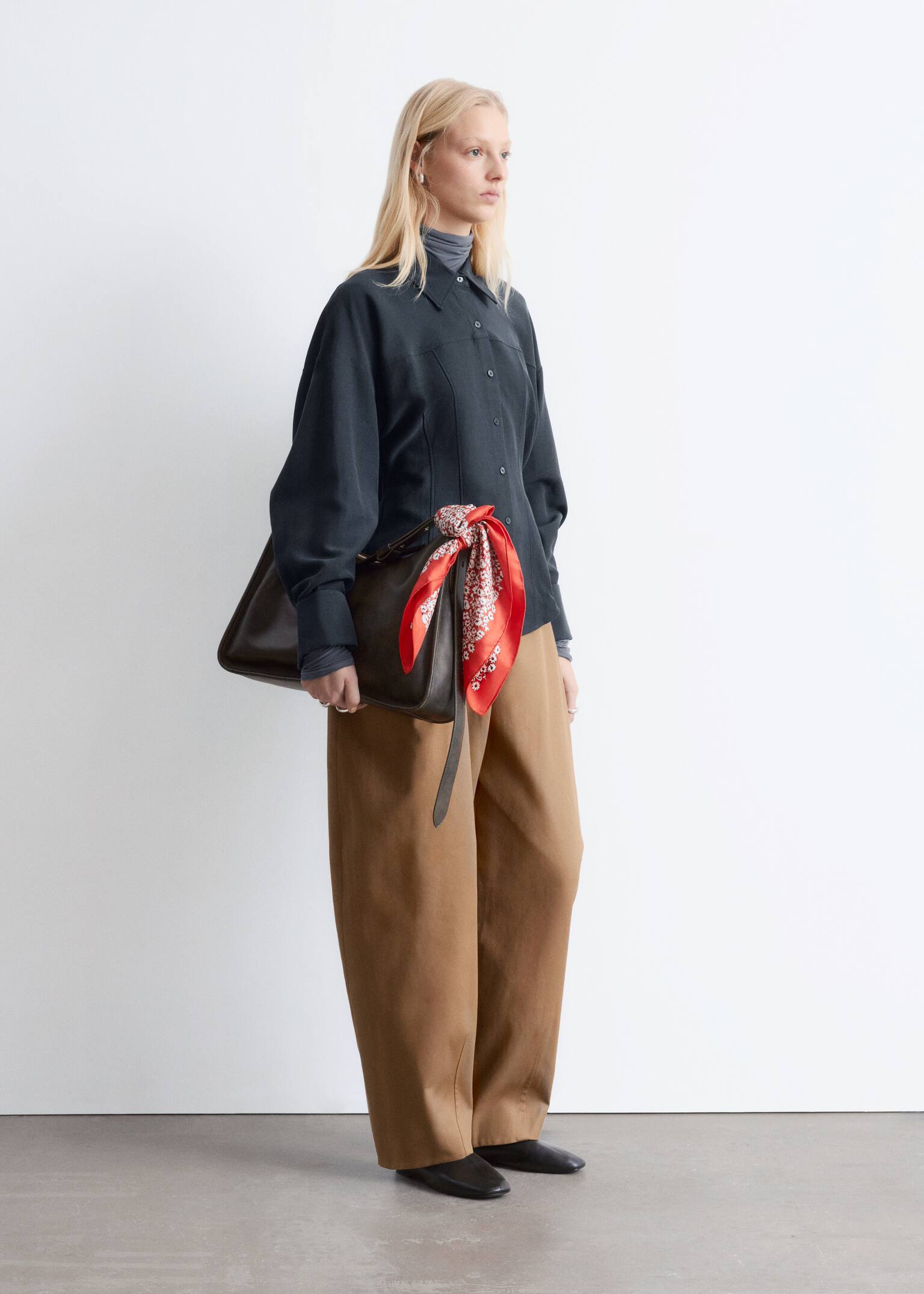 Figursyet skjorte med ballonærmer - Sort/Mørk kakigrøn - 4