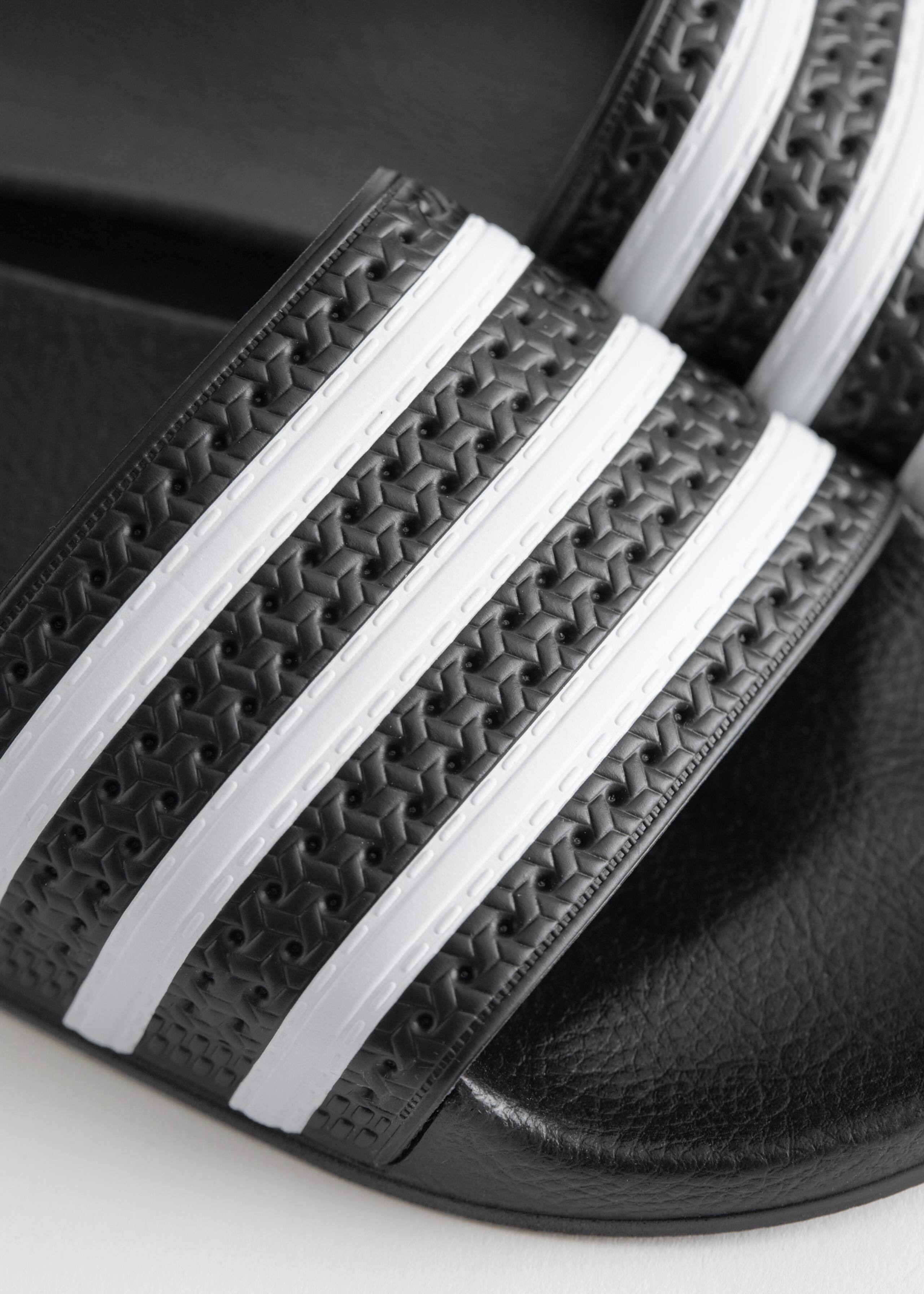 Adidas adilette slides - {{variantName}} - Detalle descriptivo