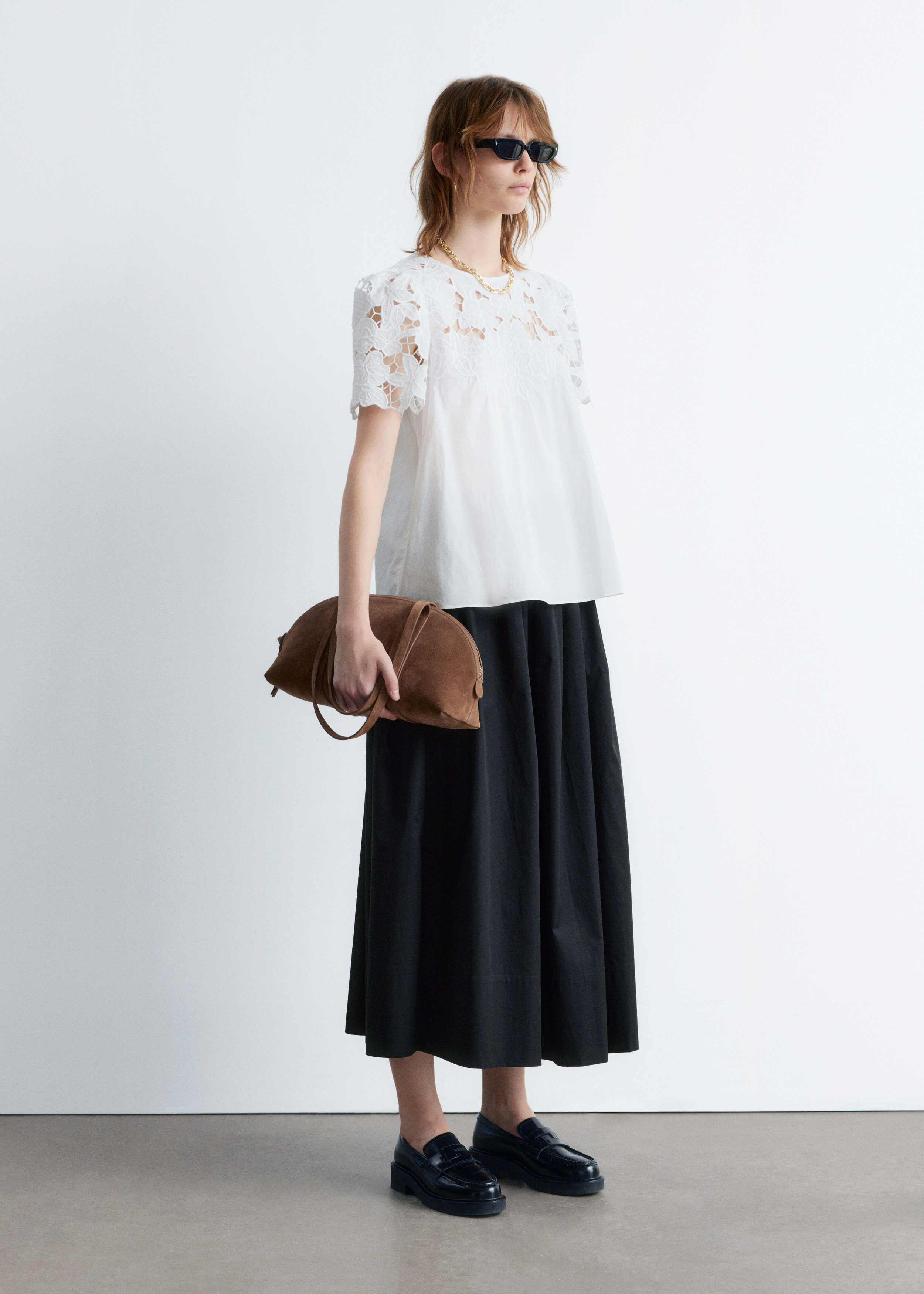 Image of Blusa de manga corta con bordado floral