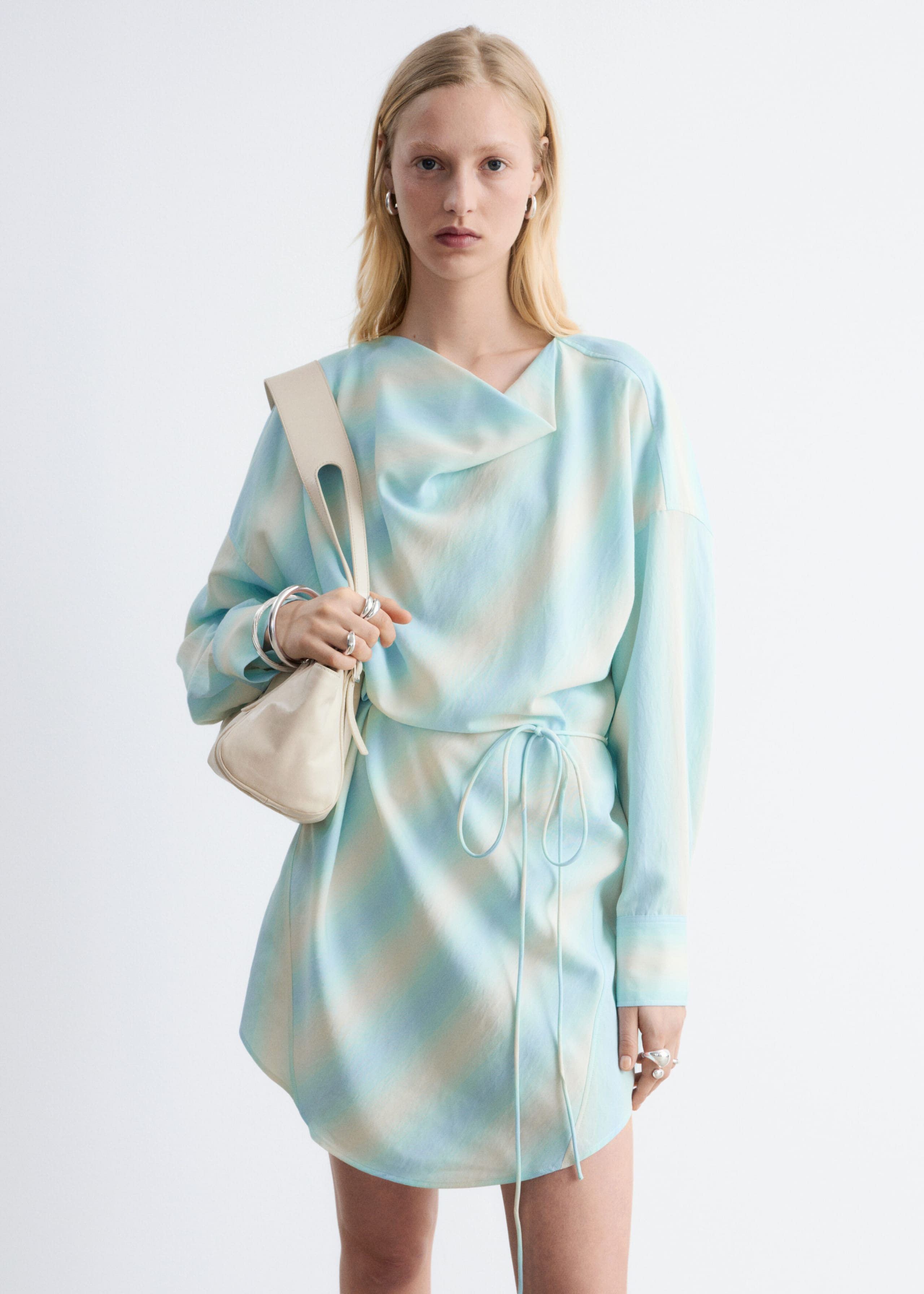 Image of Sukienka midi z nadrukiem i drapowanym dekoltem