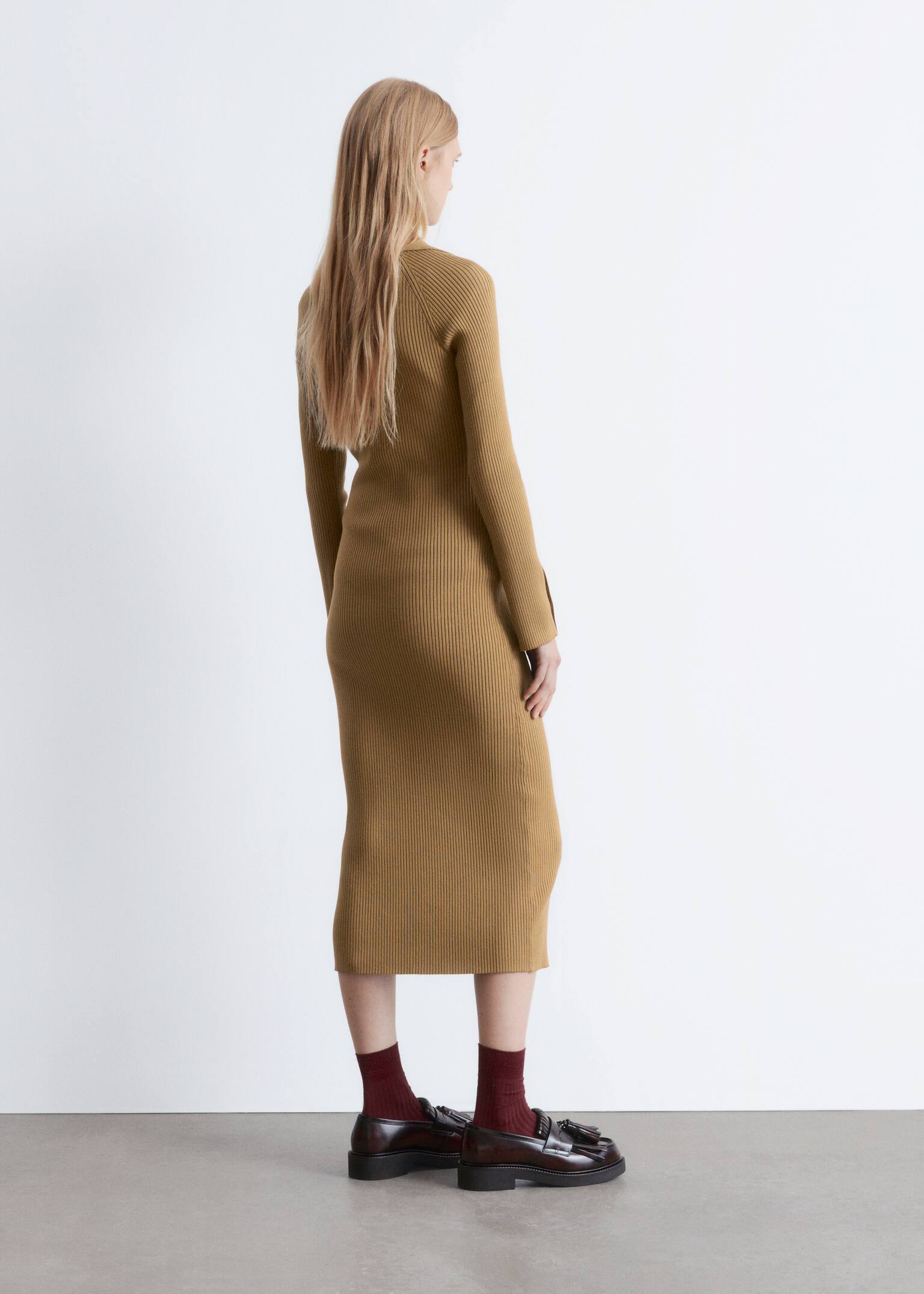 Sukienka midi polo z dzianiny w prążki - Ciemny beż/Ciemnobrązowy - 5