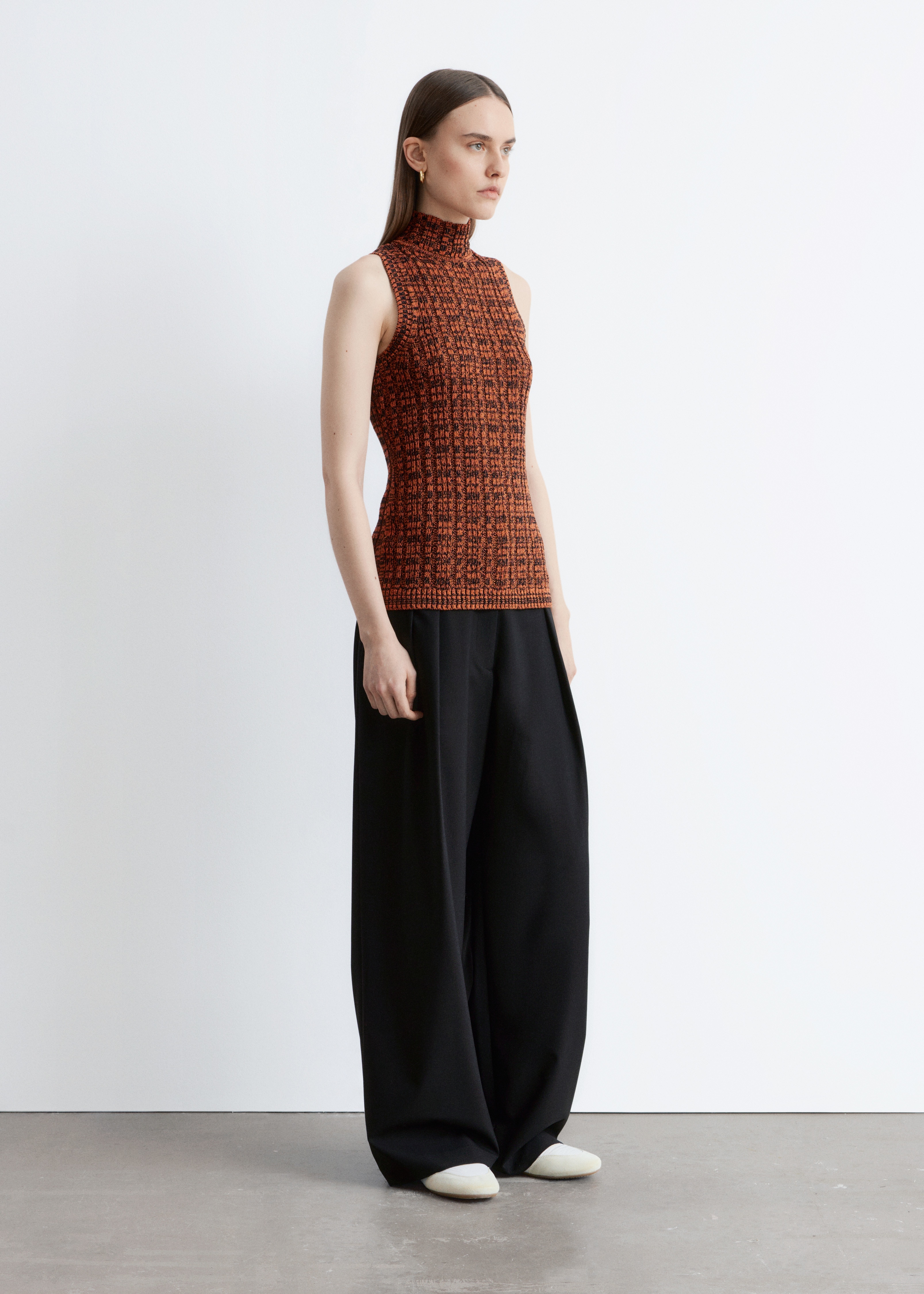 Ermeløs strikketopp med halv polohals - Oransje/Svart