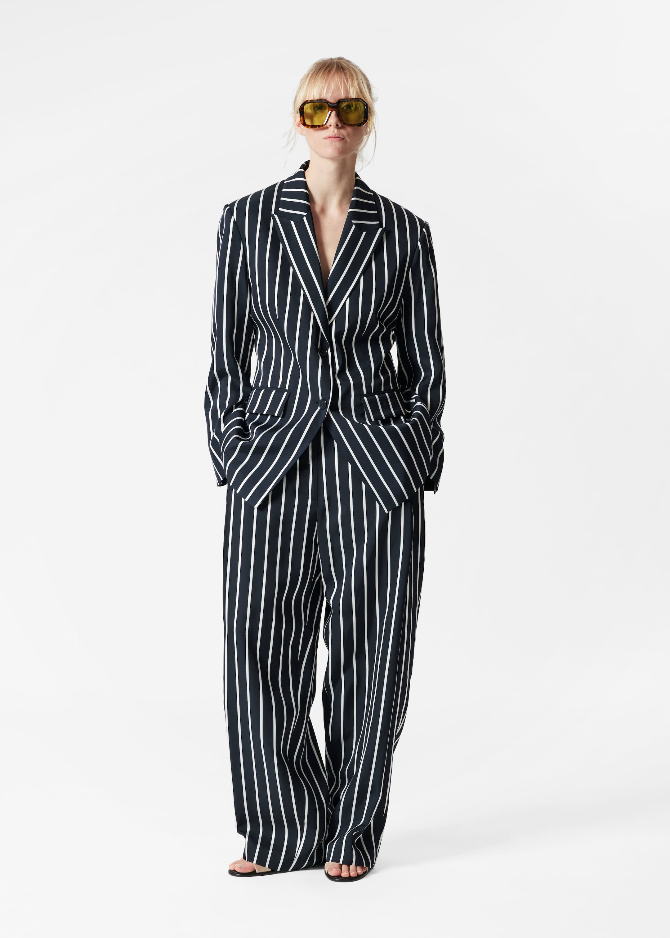 Visualizza immagine più grande: Blazer sartoriale con spalle ampie - Righe blu navy - DONNA | H&M IT 3