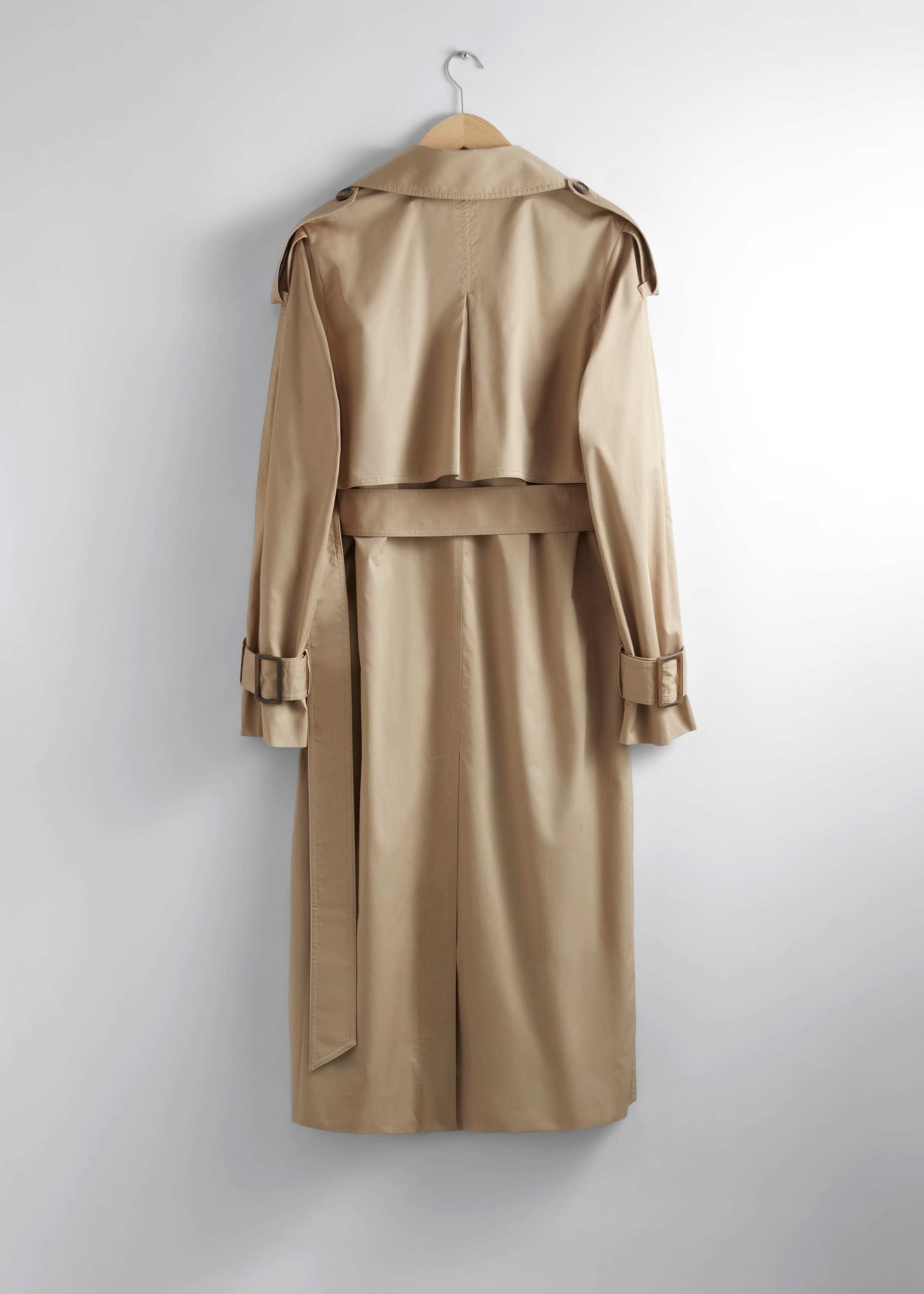 Visa större bild: Trenchcoat med skärp - Beige - DAM | H&M SE 2