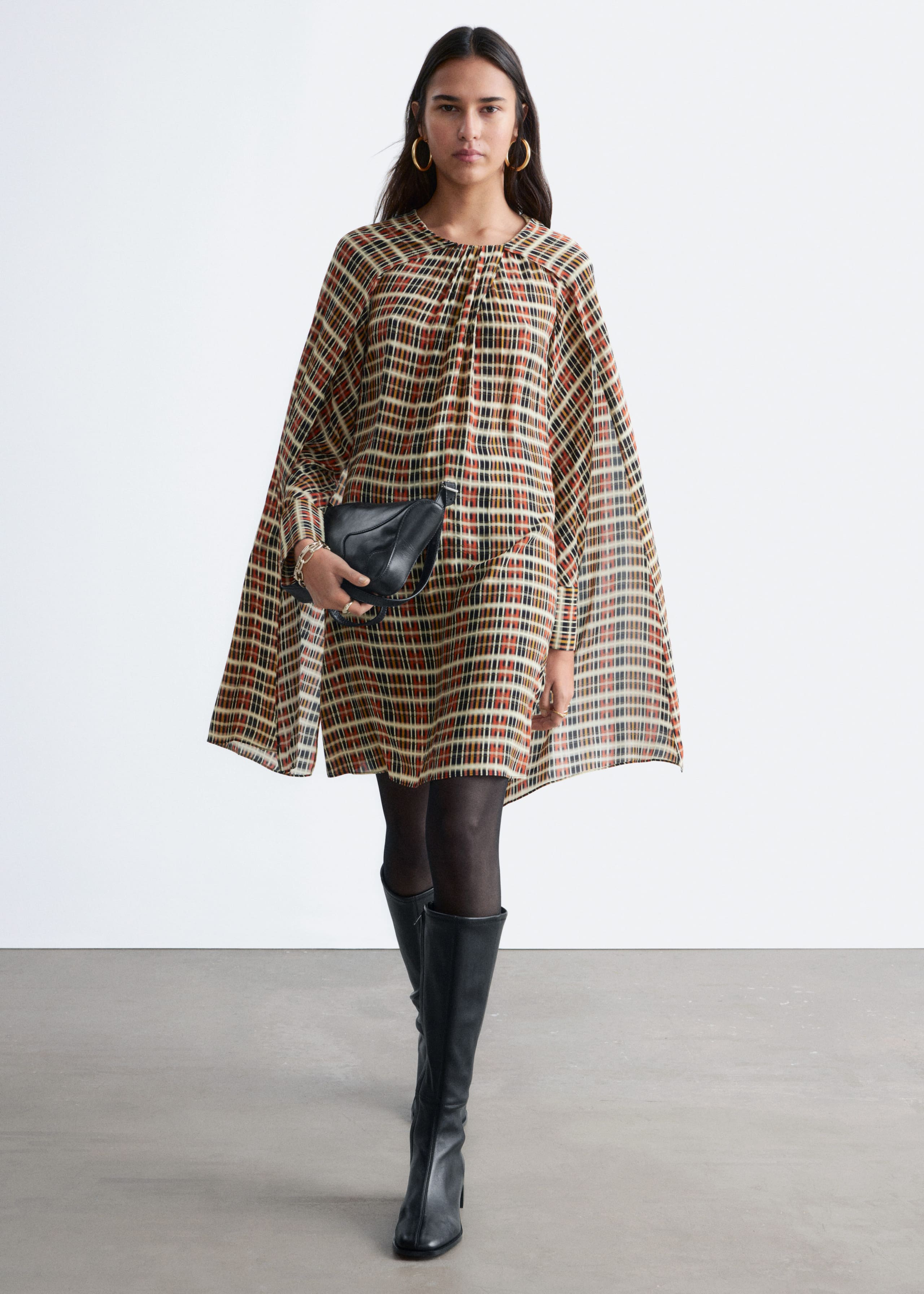 Image of Robe courte style cape