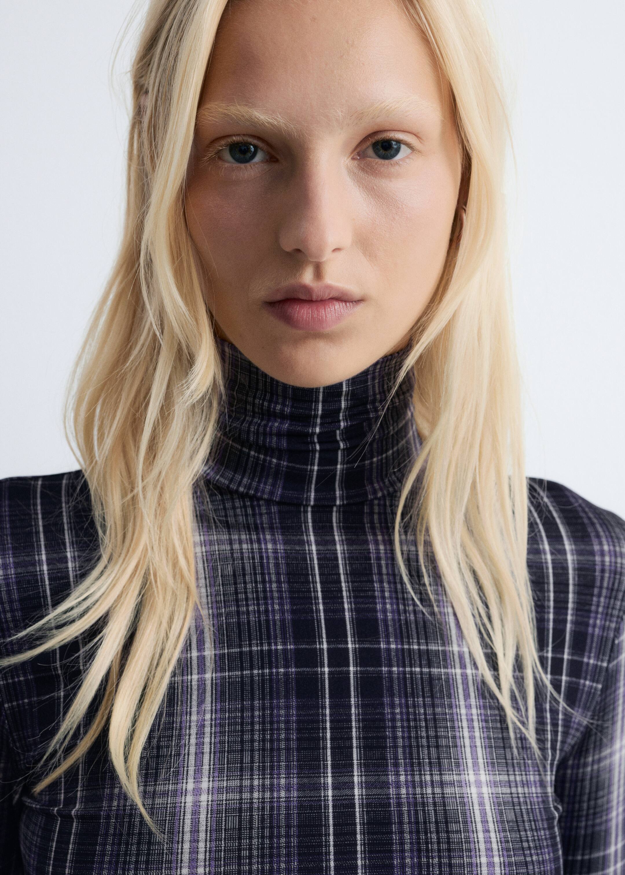 Agrandir l'image: Haut ajusté à col roulé - Carreaux violets et noirs - FEMME | H&M FR 2