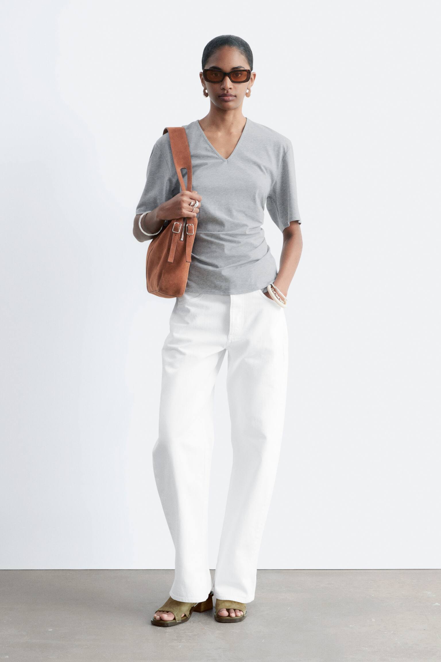 Marszczony T-shirt z dekoltem w szpic - 6