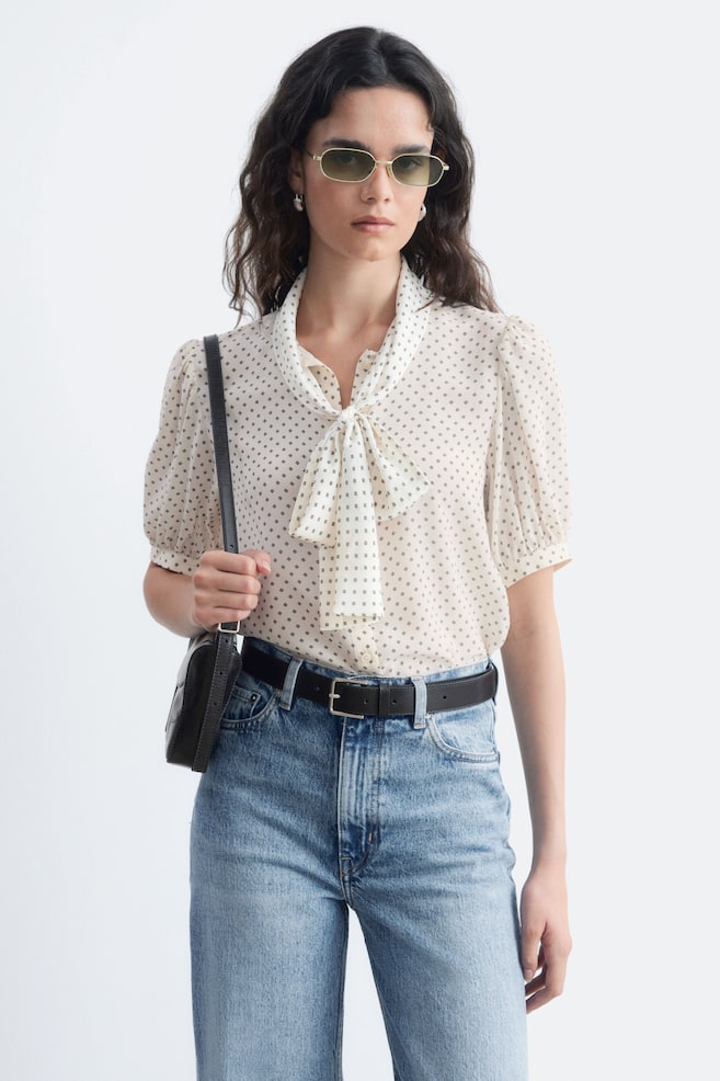 Bedruckte Seidenbluse mit Bindedetail - Weiß/Gemustert - 1