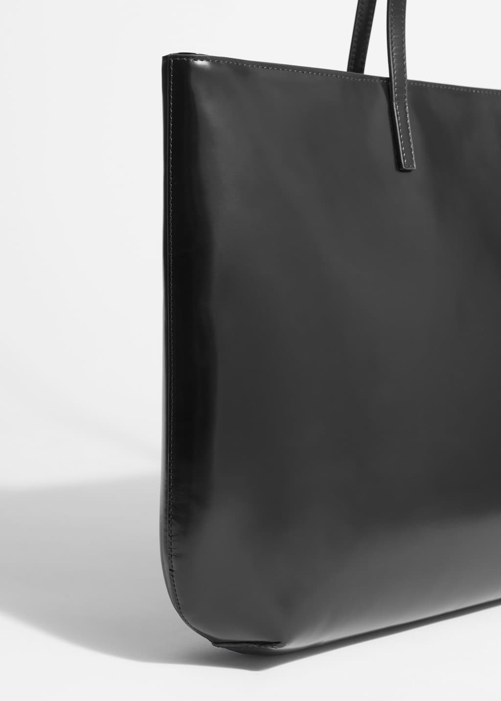 Structured Leather Tote - {{variantName}} - Descriptive Detail