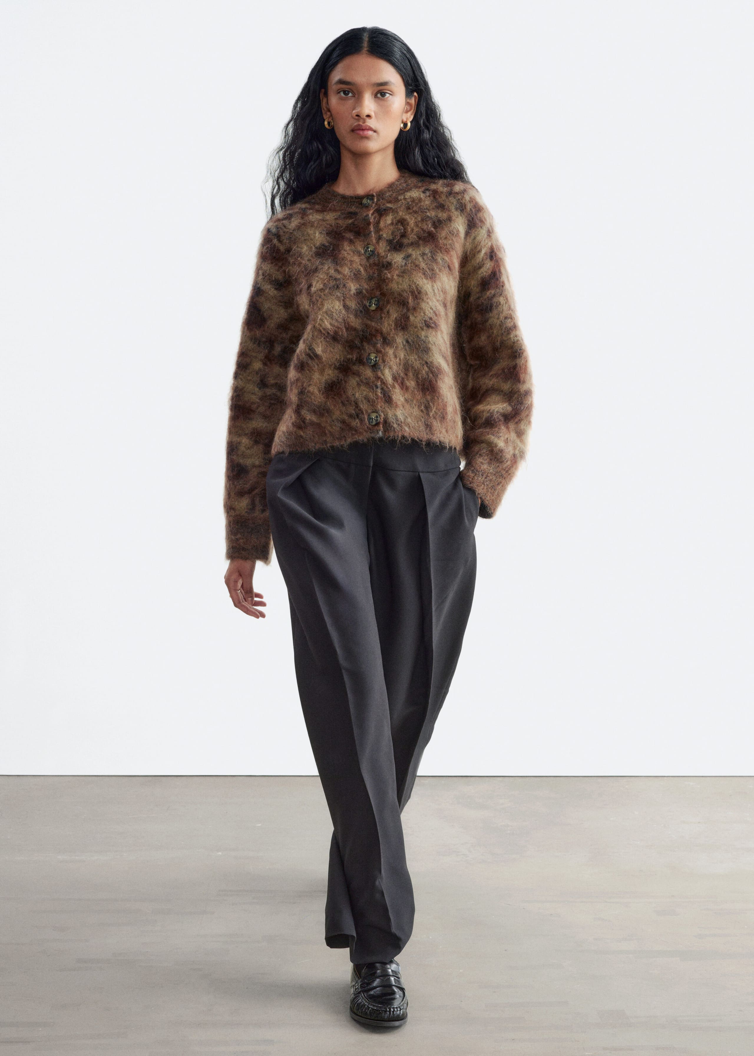 Cardigan i mohairblandning – mörkbeige – lookbook