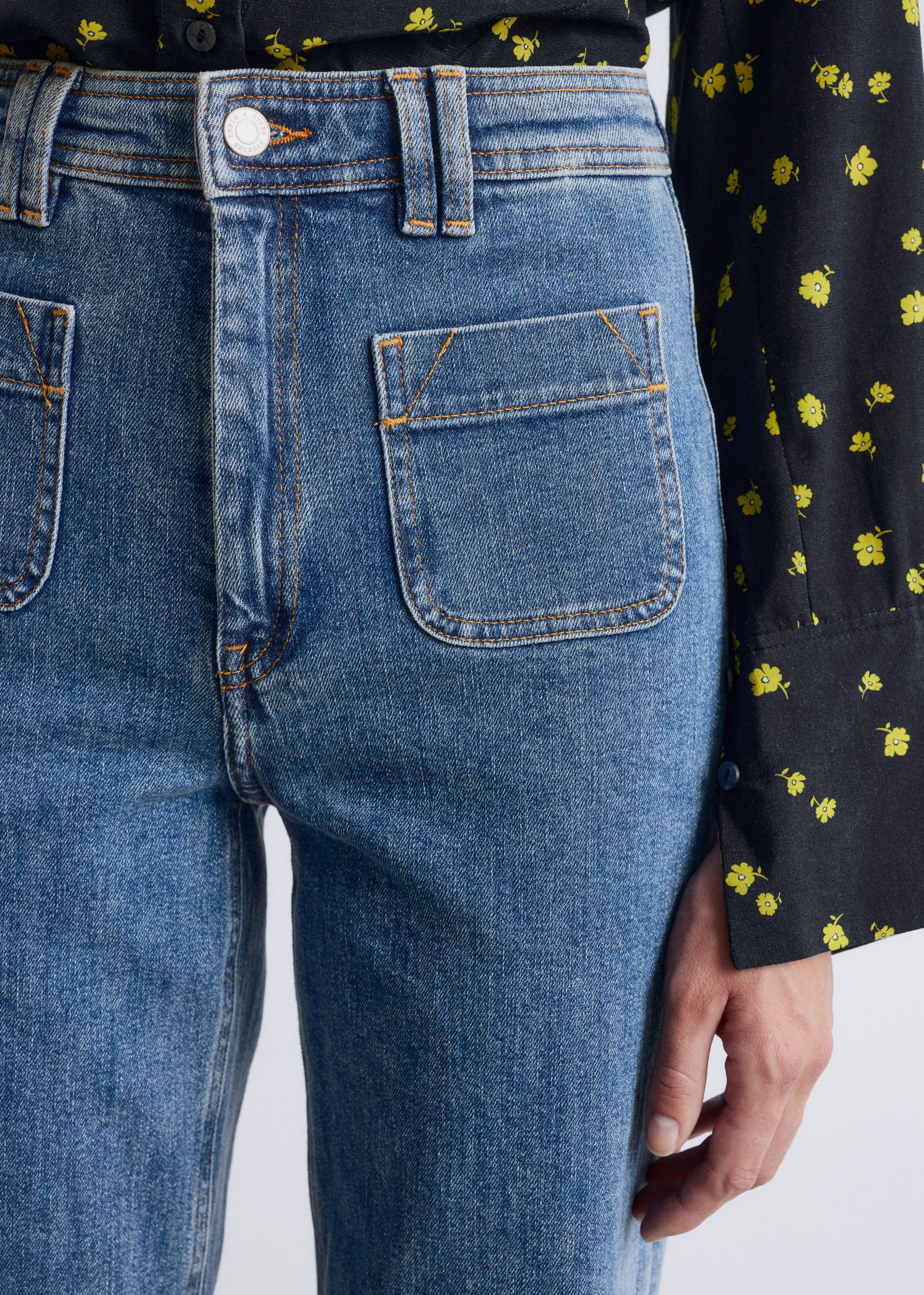 Image of Ausgestellte Jeans mit hohem Bund