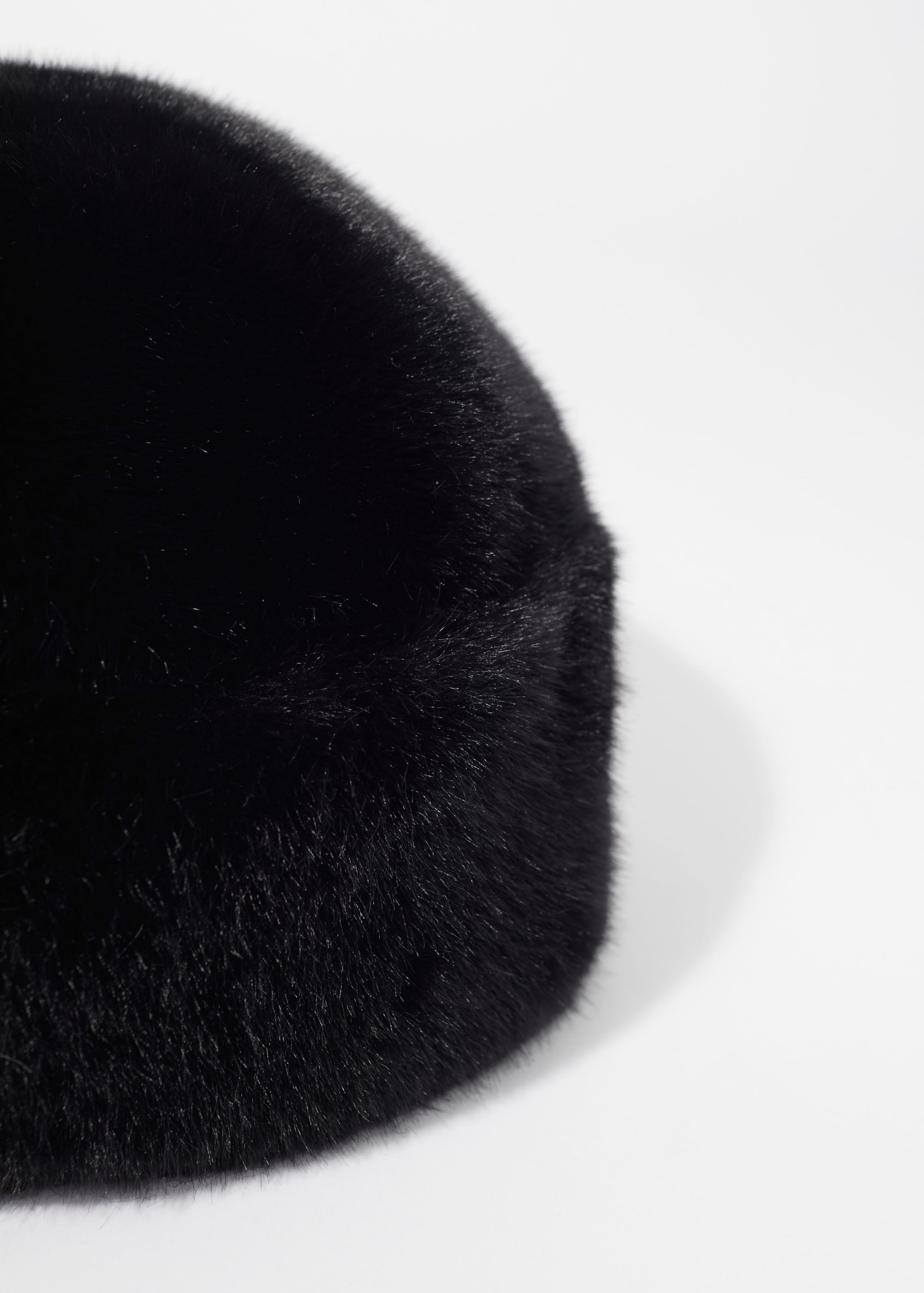Chapeau en fausse fourrure - {{variantName}} - Descriptive Detail