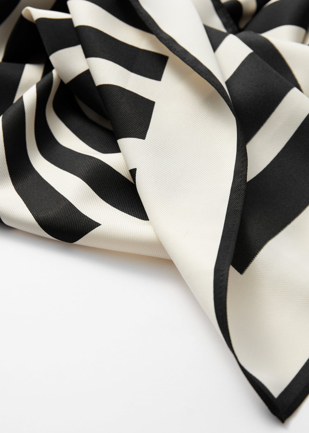 Foulard con motivo grafico - {{variantName}} - Descrizione dettagliata
