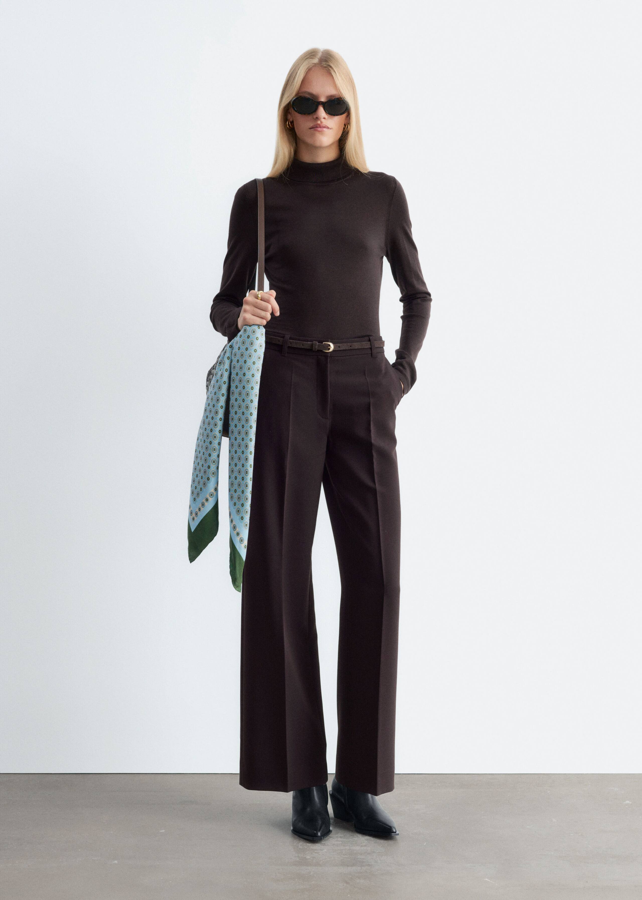 Poloshirt aus Merinowolle - Dunkelbraun - Lookbook
