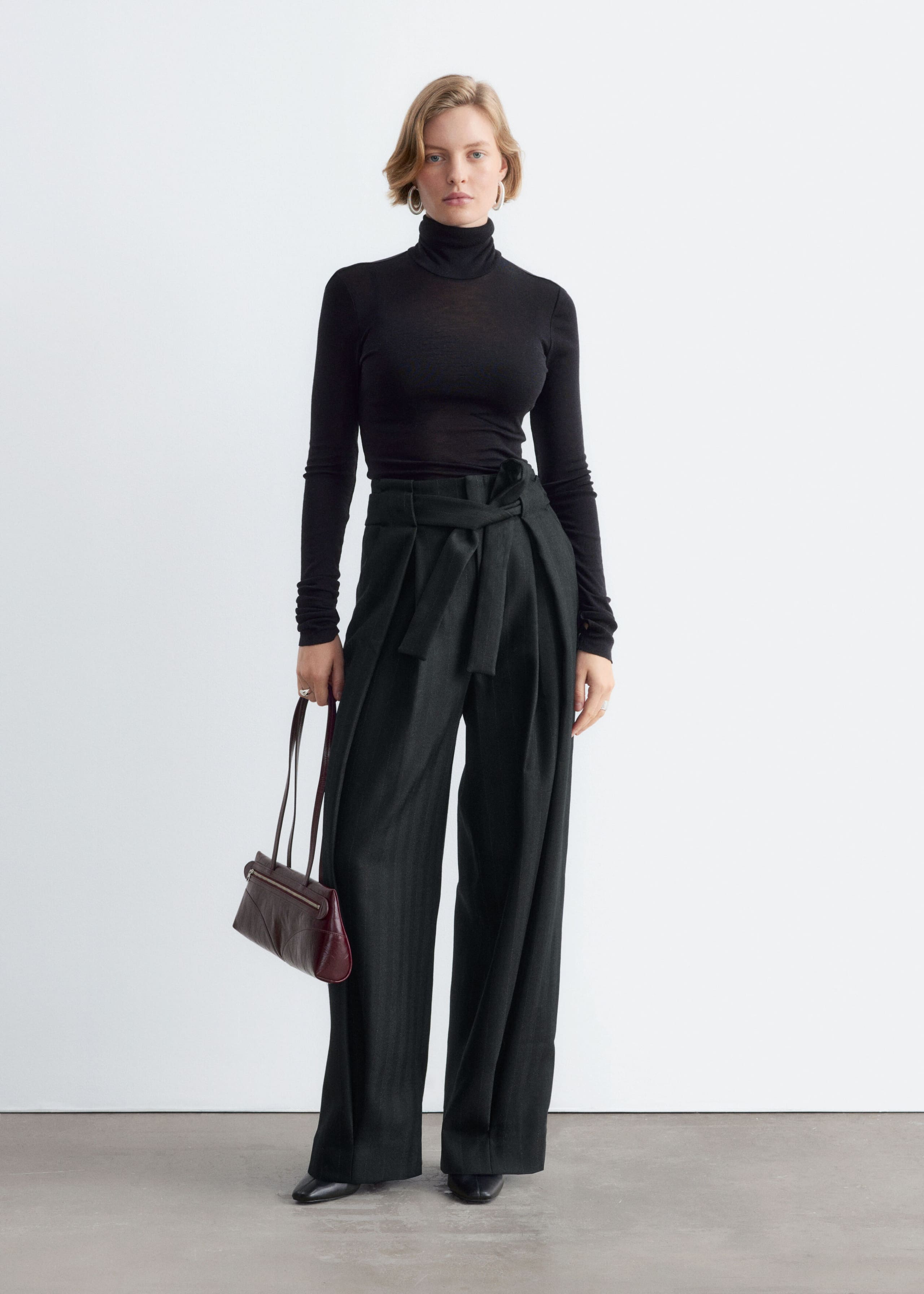 Paperbag-Hose aus Wolle - Schwarz - Lookbook