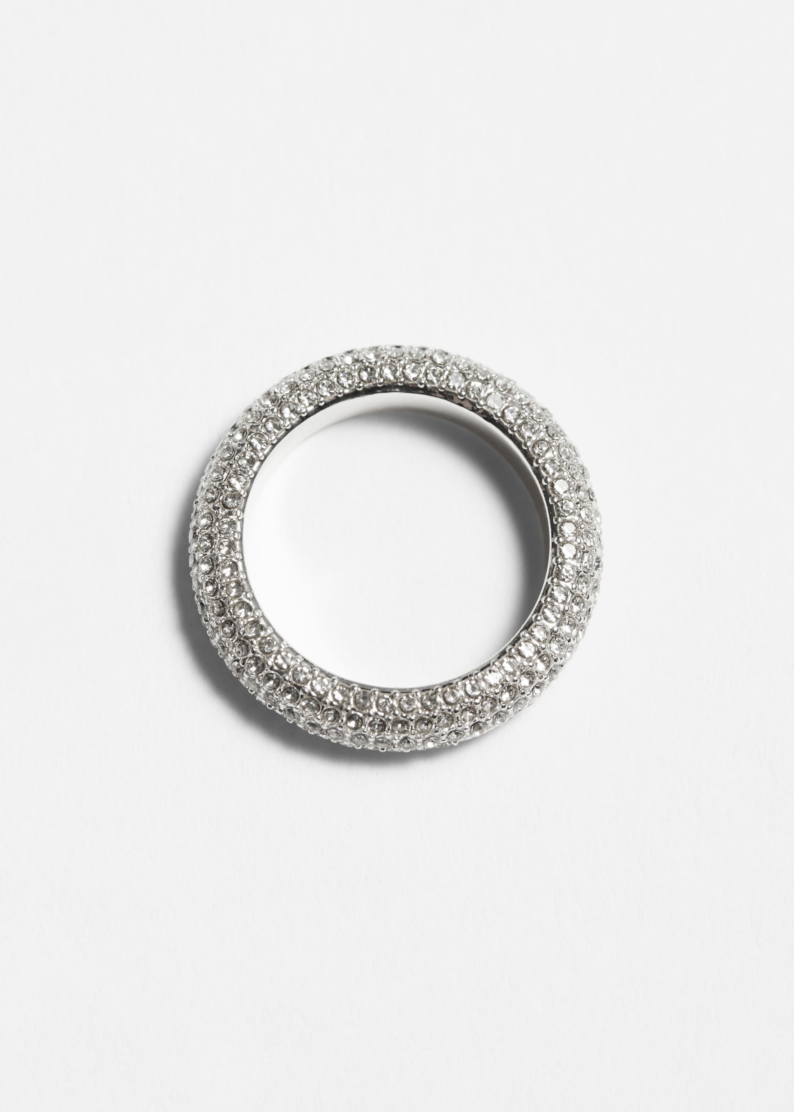 Anillo con incrustaciones de cristal - {{variantName}} - Detalle descriptivo