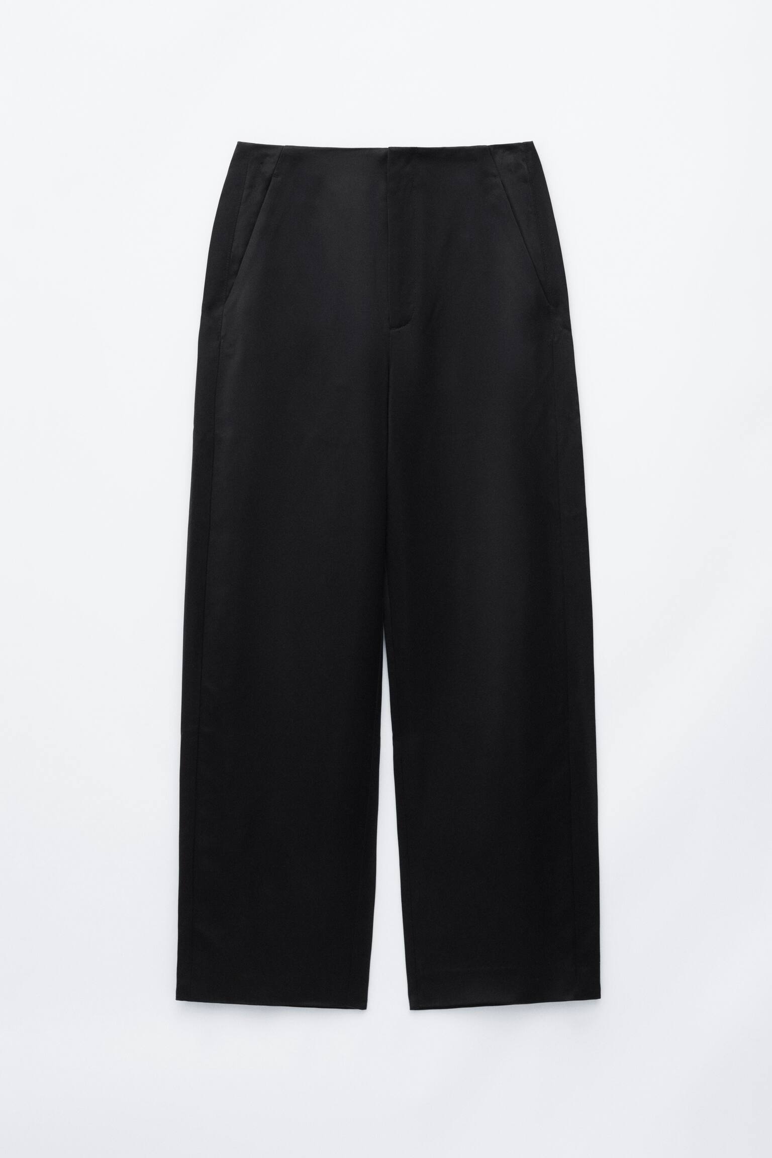 Diese schwarzen Hosen sind aus einer Vorderansicht gezeigt und zeichnen sich durch eine entspannte Barrel-Leg-Silhouette, schrÃ¤ge Seitentaschen und einen klaren Bund mit verdecktem ReiÃverschluss aus.