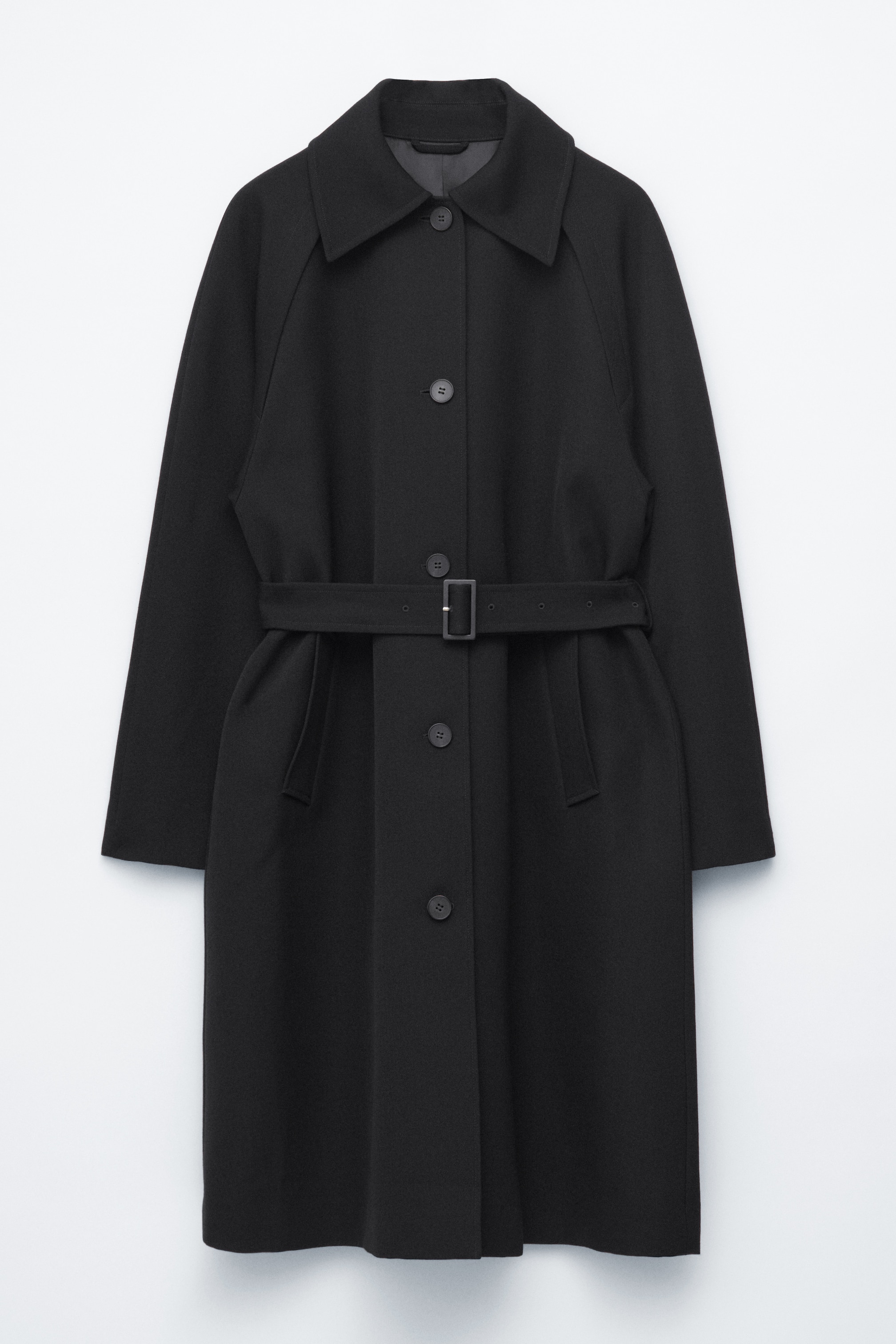 Grotere afbeelding bekijken: Een zwarte trenchcoat van gemiddelde lengte wordt gepresenteerd als VOORZIJDE, met een klassieke kraag en een knoopsluiting aan de voorkant. Een gespsluiting accentueert de taille, met schuine paspelzakken zichtbaar aan de zijkanten, en raglanmouwen maken het ontwerp compleet.