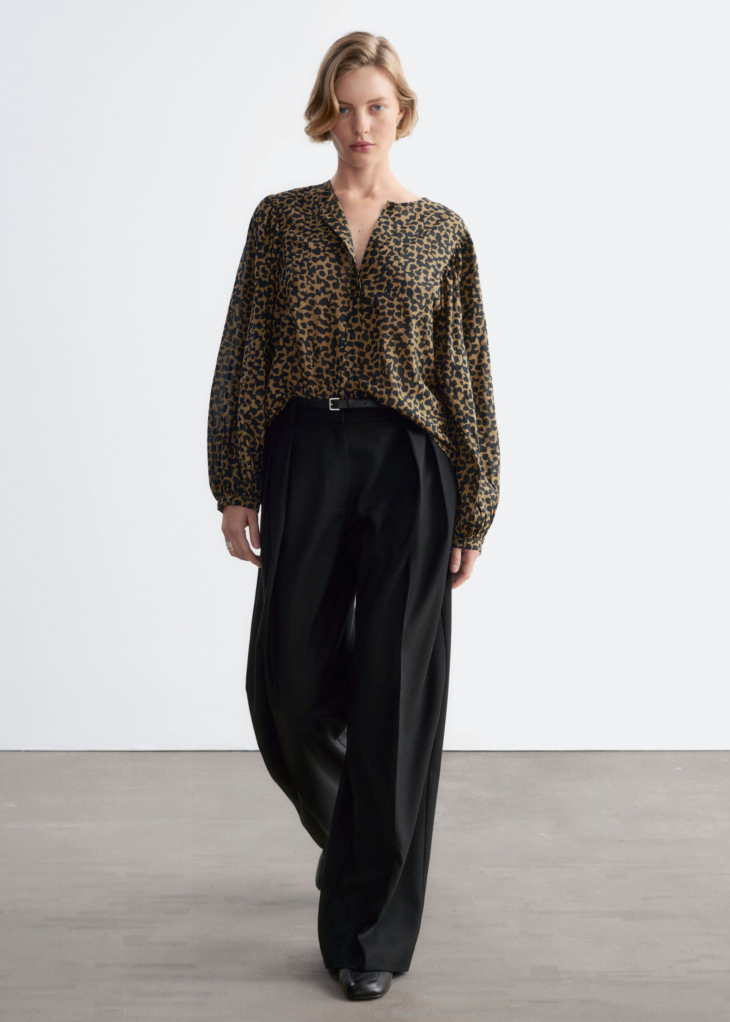 Blusa in cotone con arricciature - Oliva/Motivo stampato - Lookbook