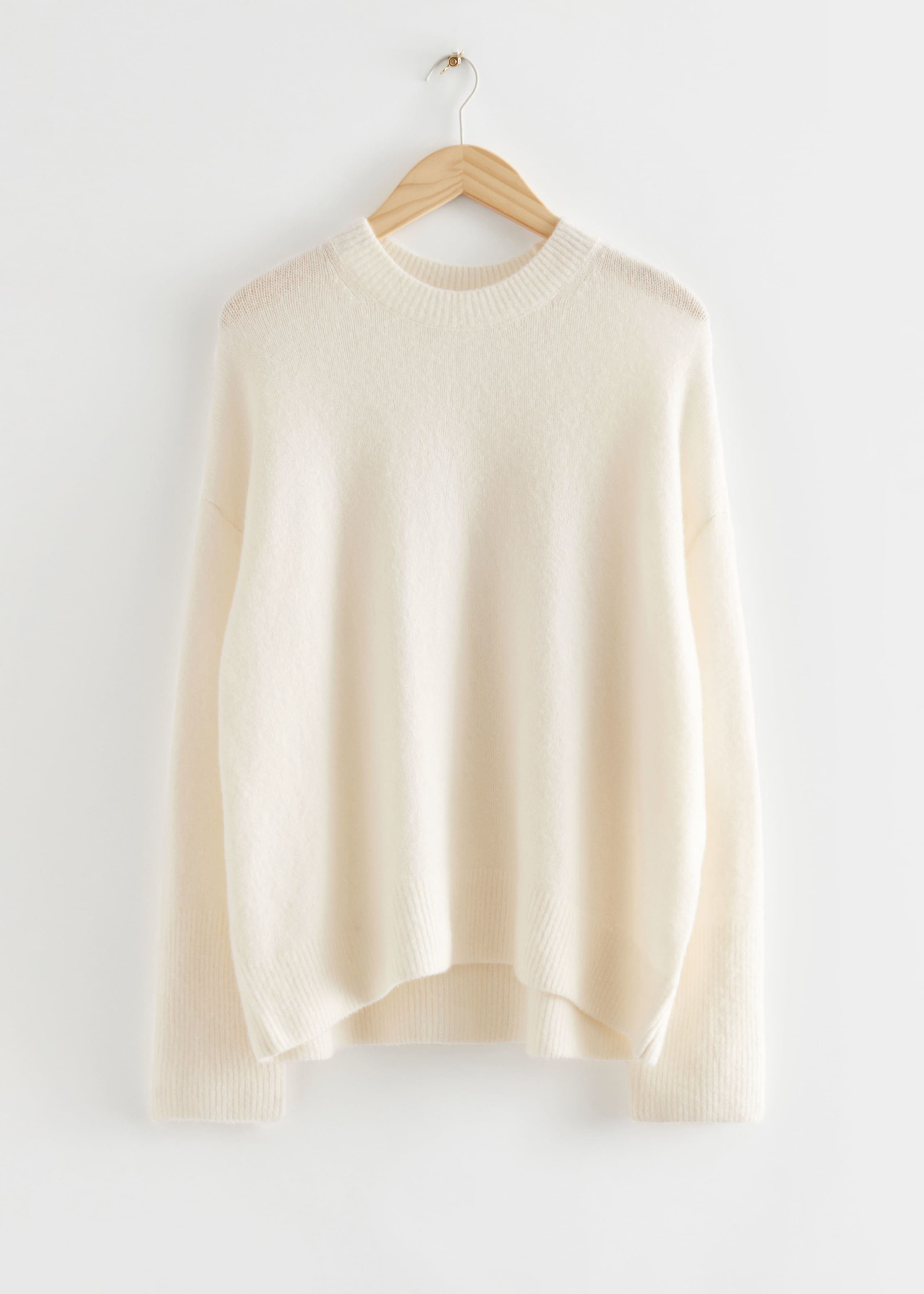 Lässiger Rundhalspullover aus Wolle - Weiß - Stillleben