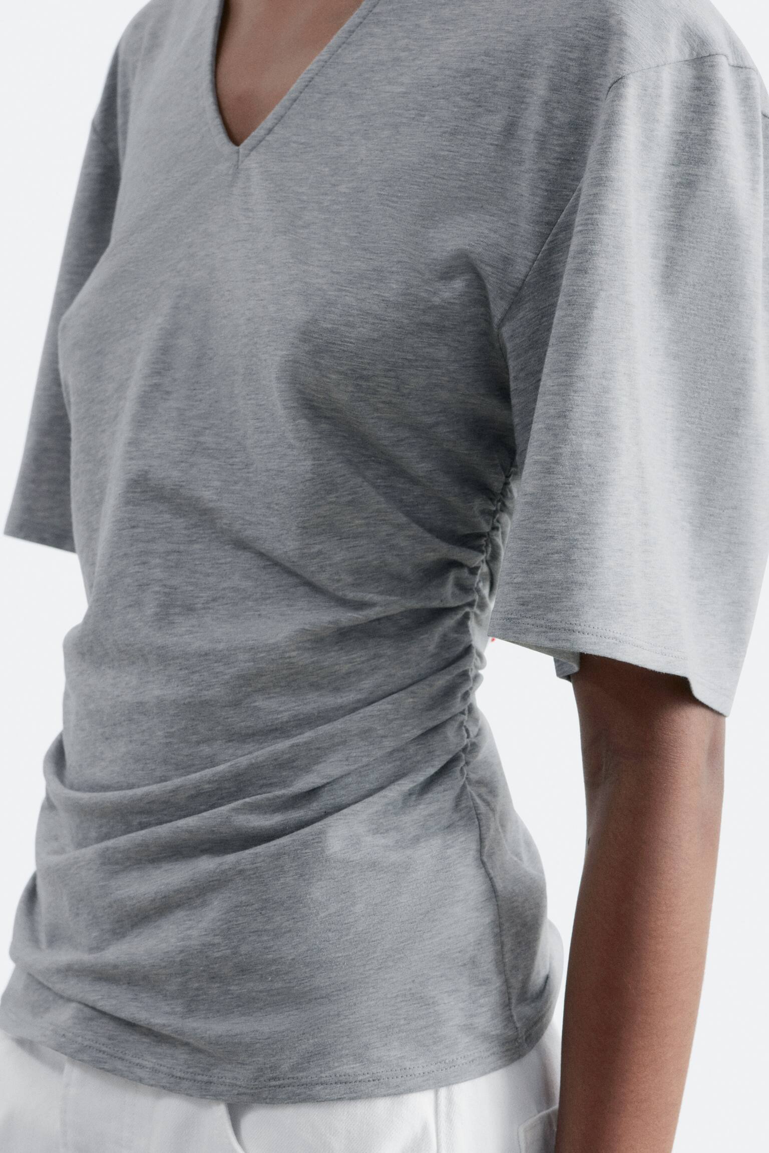 Marszczony T-shirt z dekoltem w szpic - 4