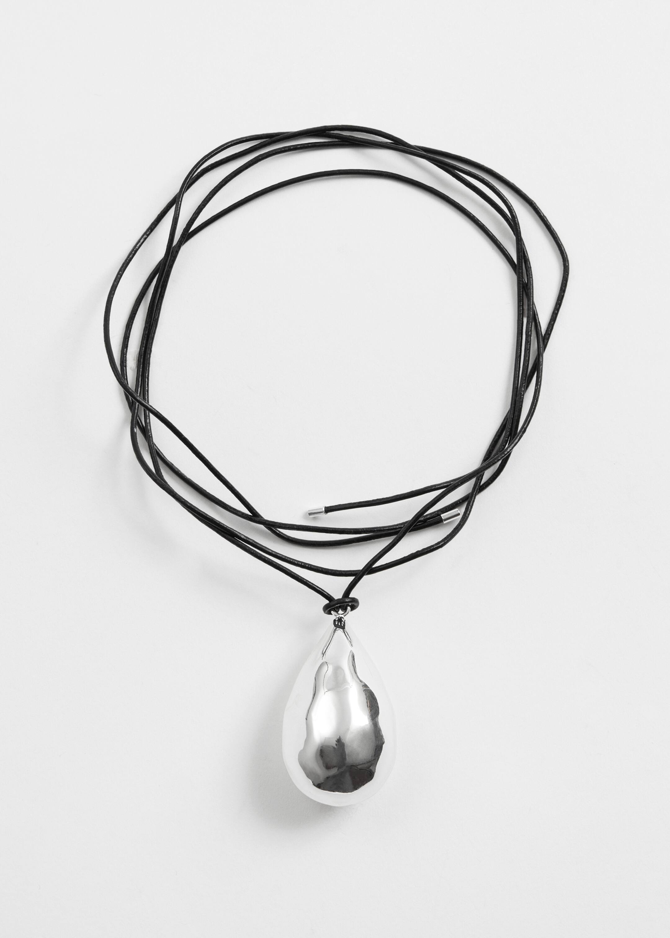Grotere afbeelding bekijken: Leren ketting met gehamerde druppelvormige hanger - Zilver - DAMES | H&M NL 1