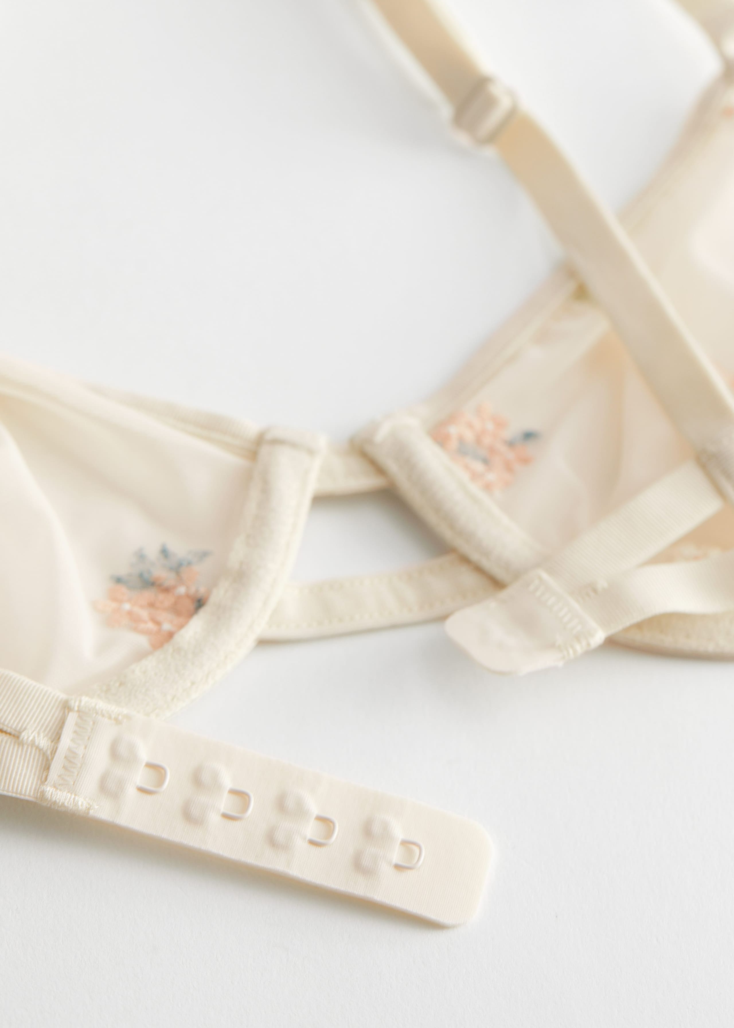 Soutien-gorge à armatures avec fleurs brodées - {{variantName}} - Descriptive Detail