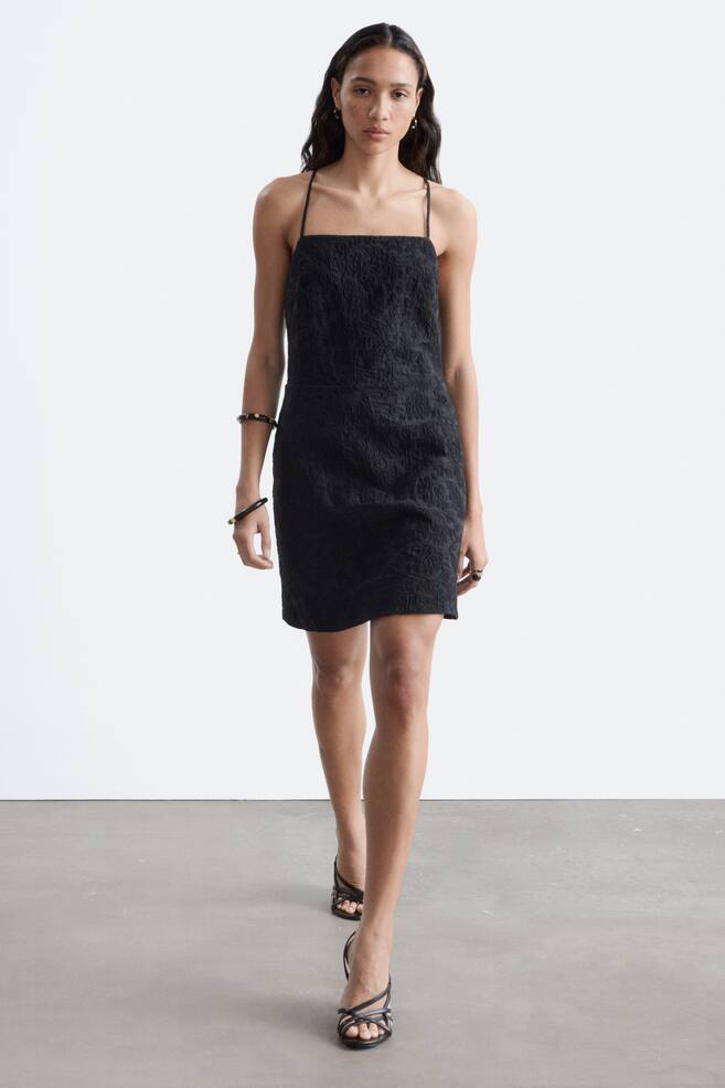 Minivestido de jacquard tipo delantal - Negro - 1