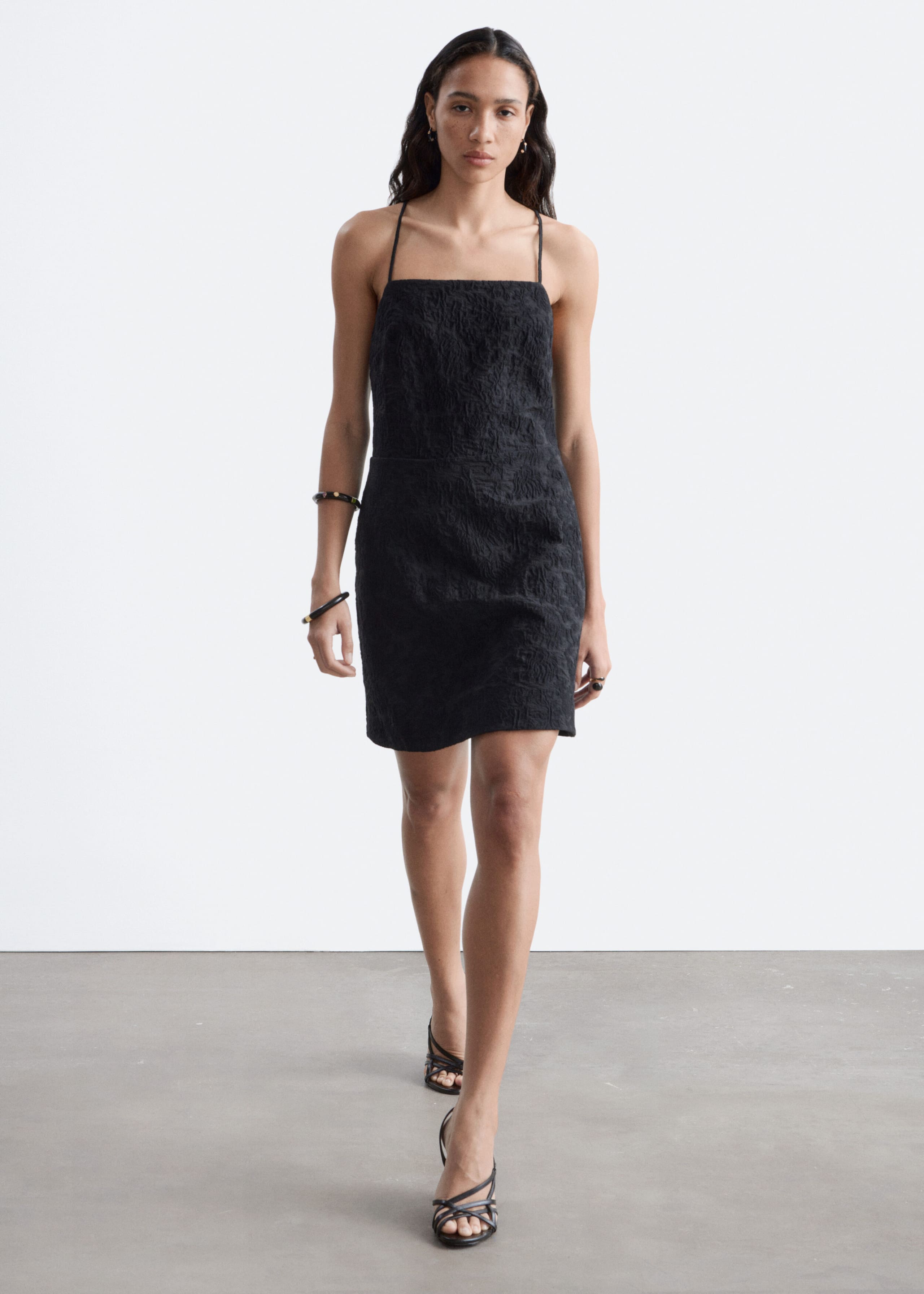 Mini-Schürzenkleid aus Jacquard - Schwarz - Lookbook