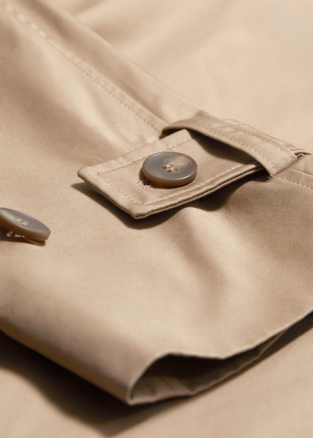Kurze Trenchcoat-Jacke - {{variantName}} - Beschreibendes Detail