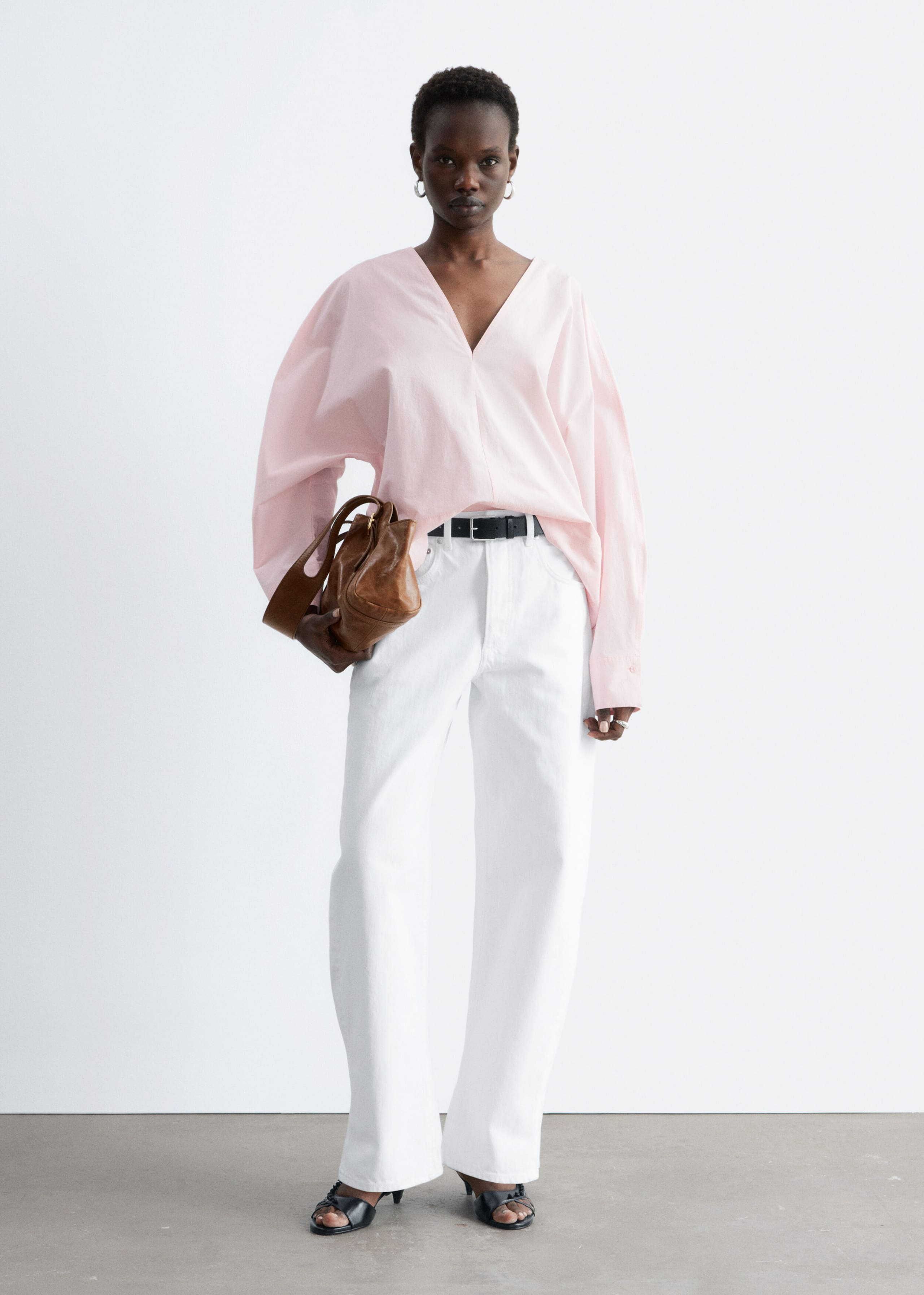 Image of Skulpturale Baumwollbluse mit V-Ausschnitt