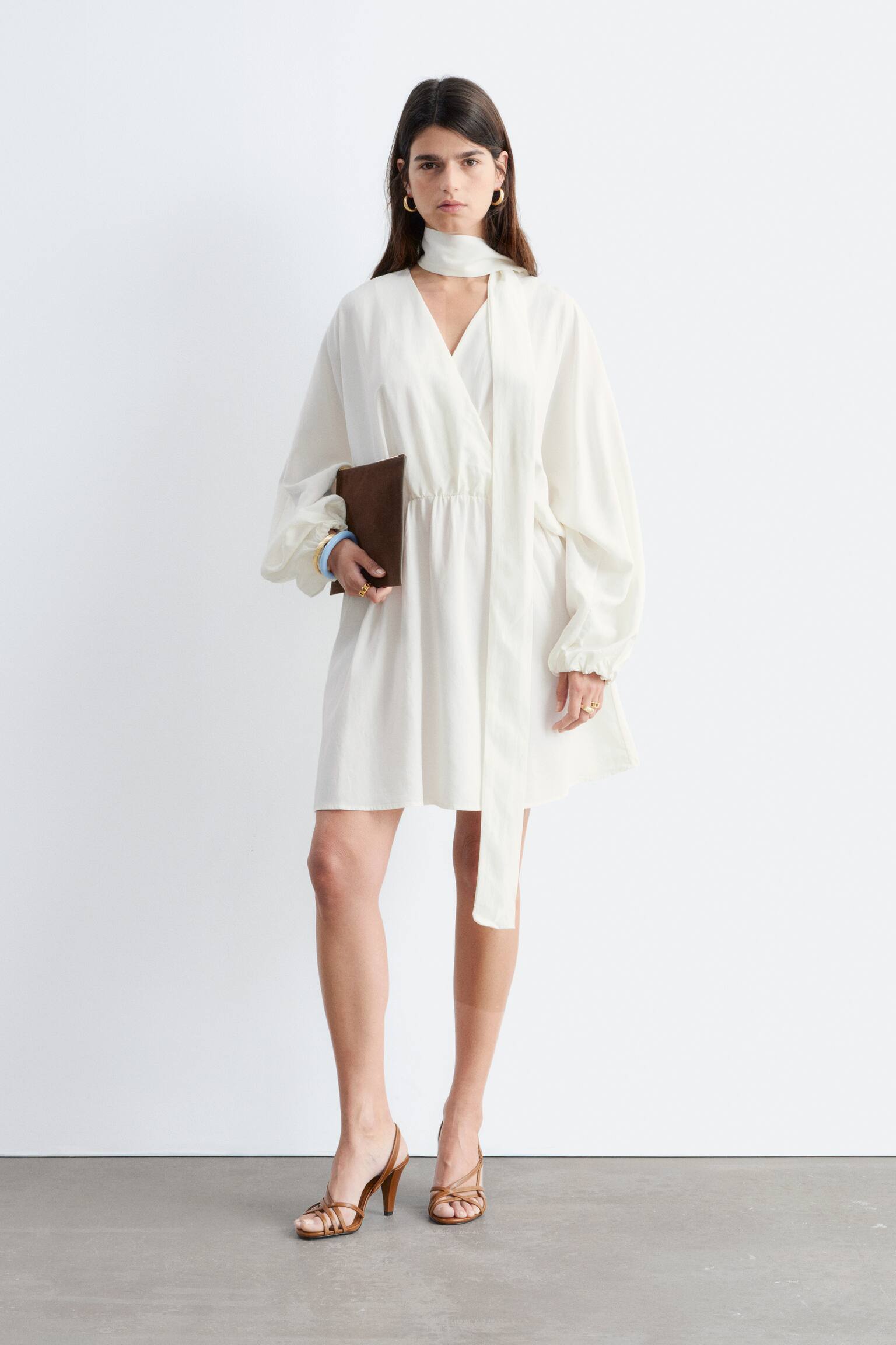 Miniklänning med omlott och scarf-detalj - Vit/Svart - 5