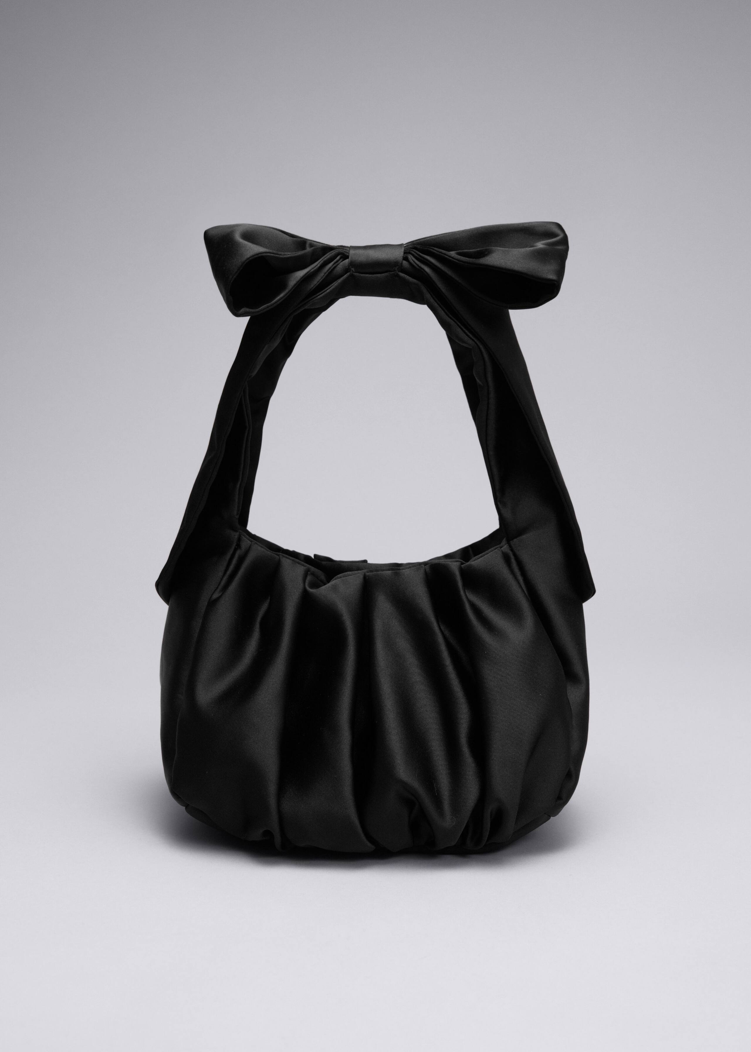 Bolso de satén con lazo