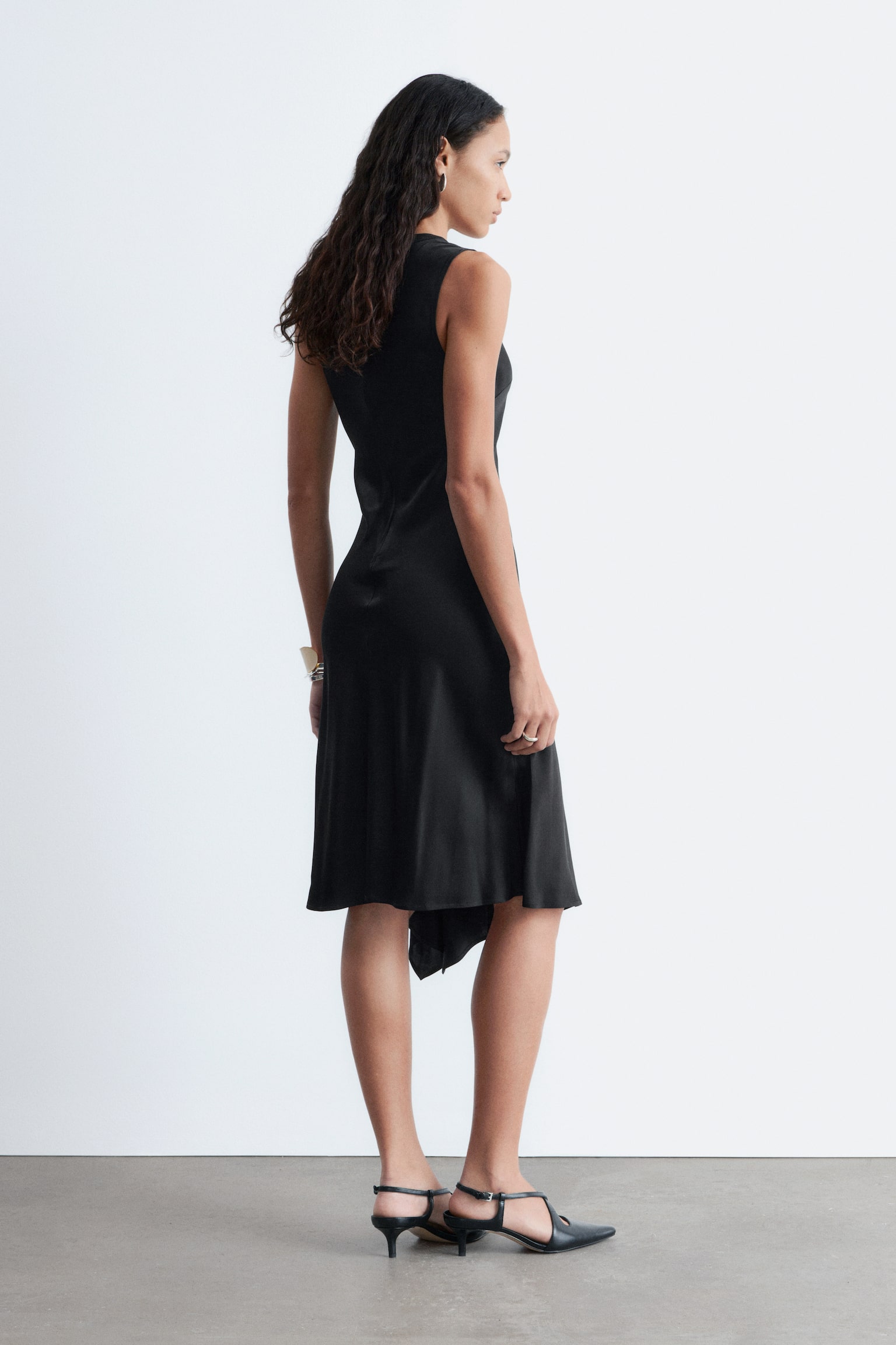 Abito midi in raso asimmetrico - Nero/Rosa polvere - 3