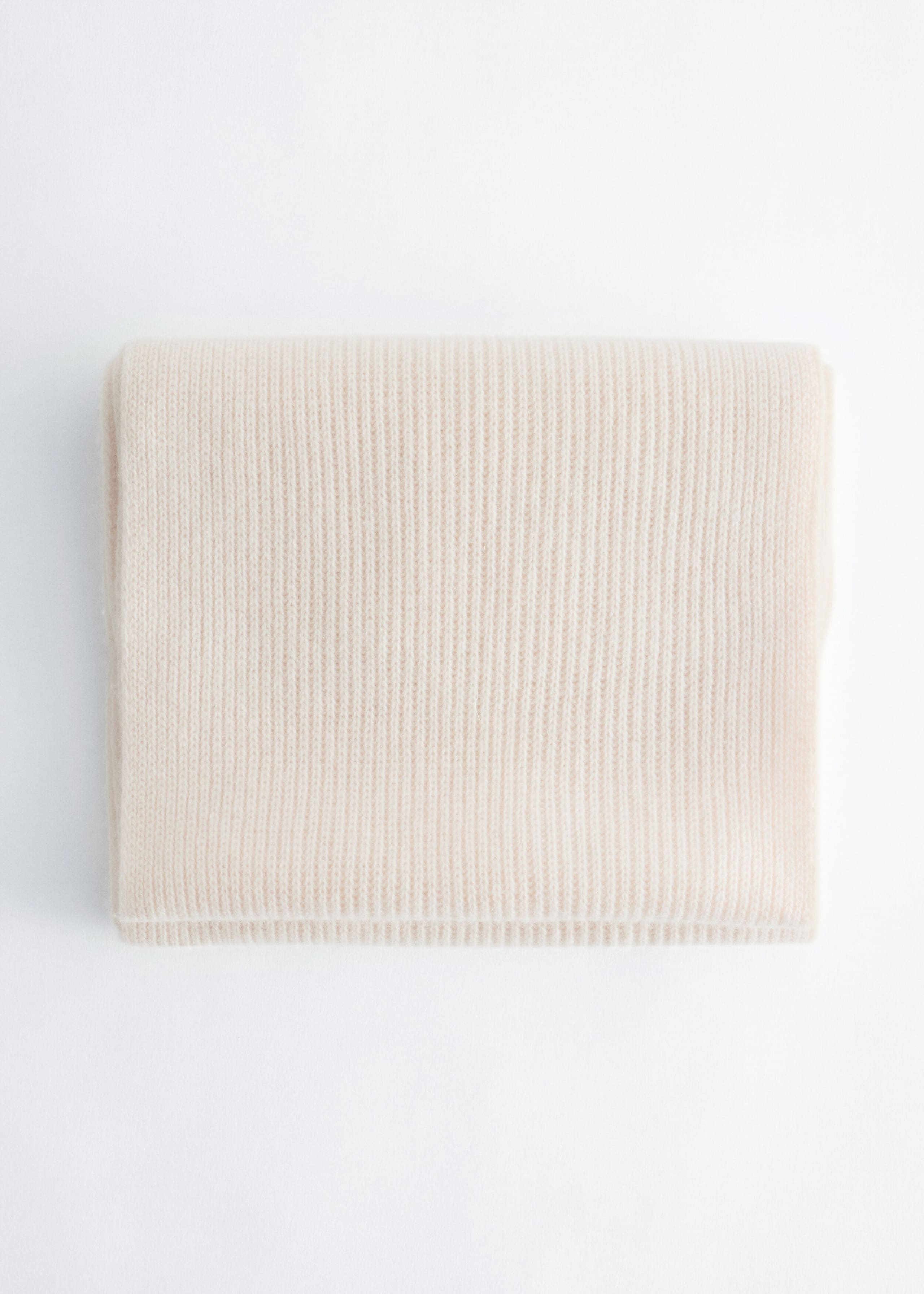 Cashmere Knit Scarf - {{variantName}} - Descriptive Detail