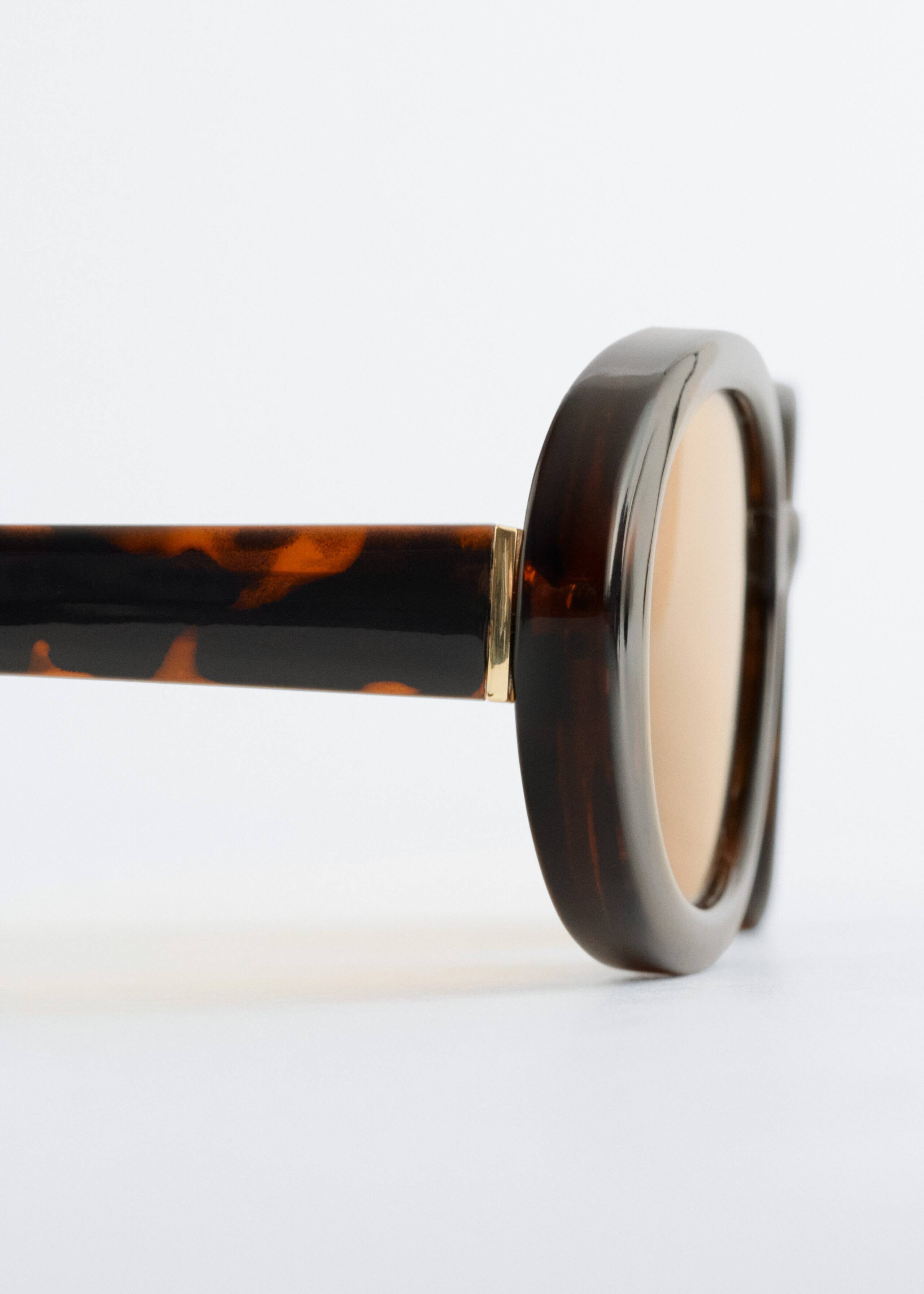 Image of Ovale Sonnenbrille mit schmalem Rahmen