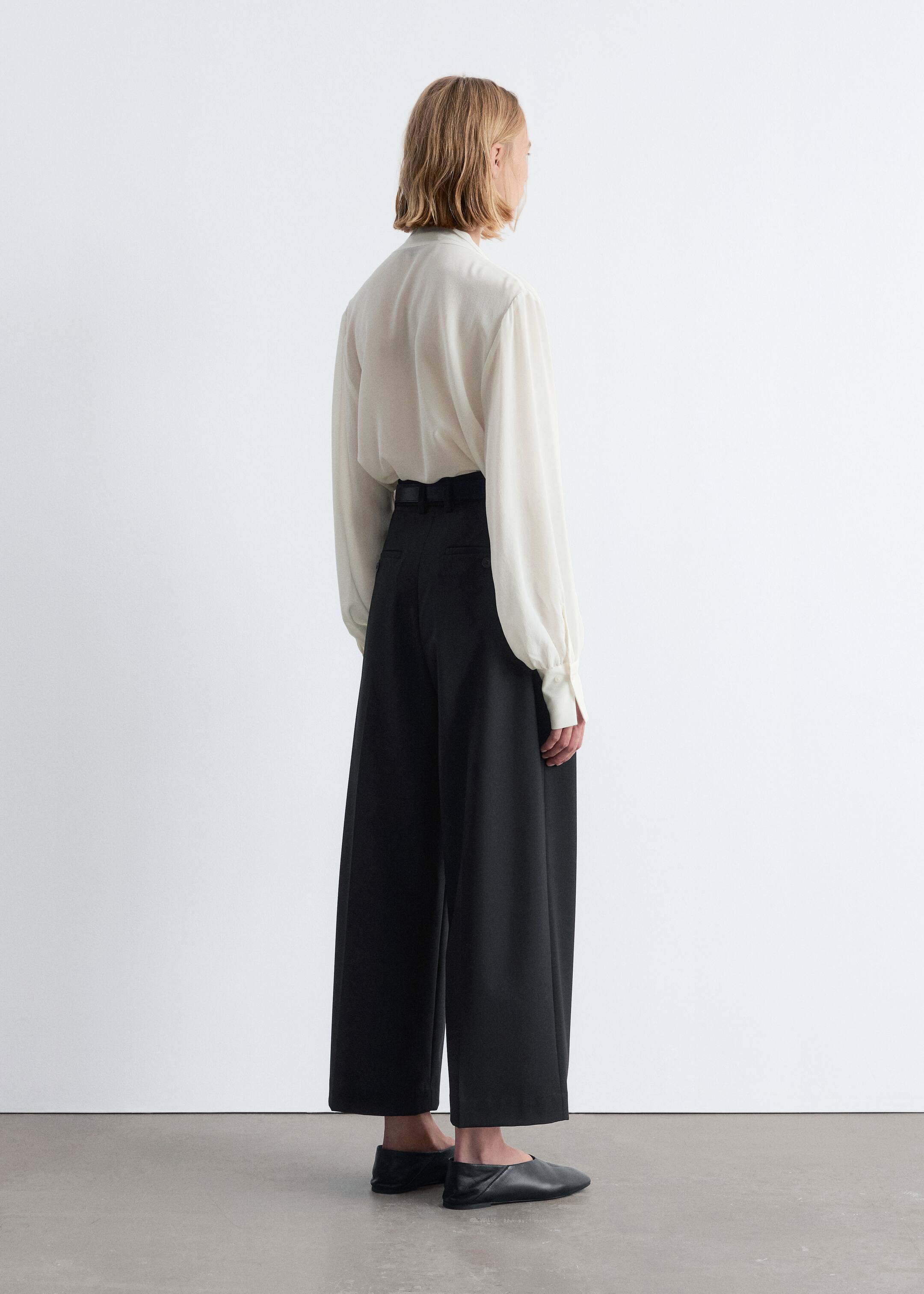 Ver imagen más grande: Pantalones con pliegues marcados entallados - Negro - MUJER | H&M ES 3