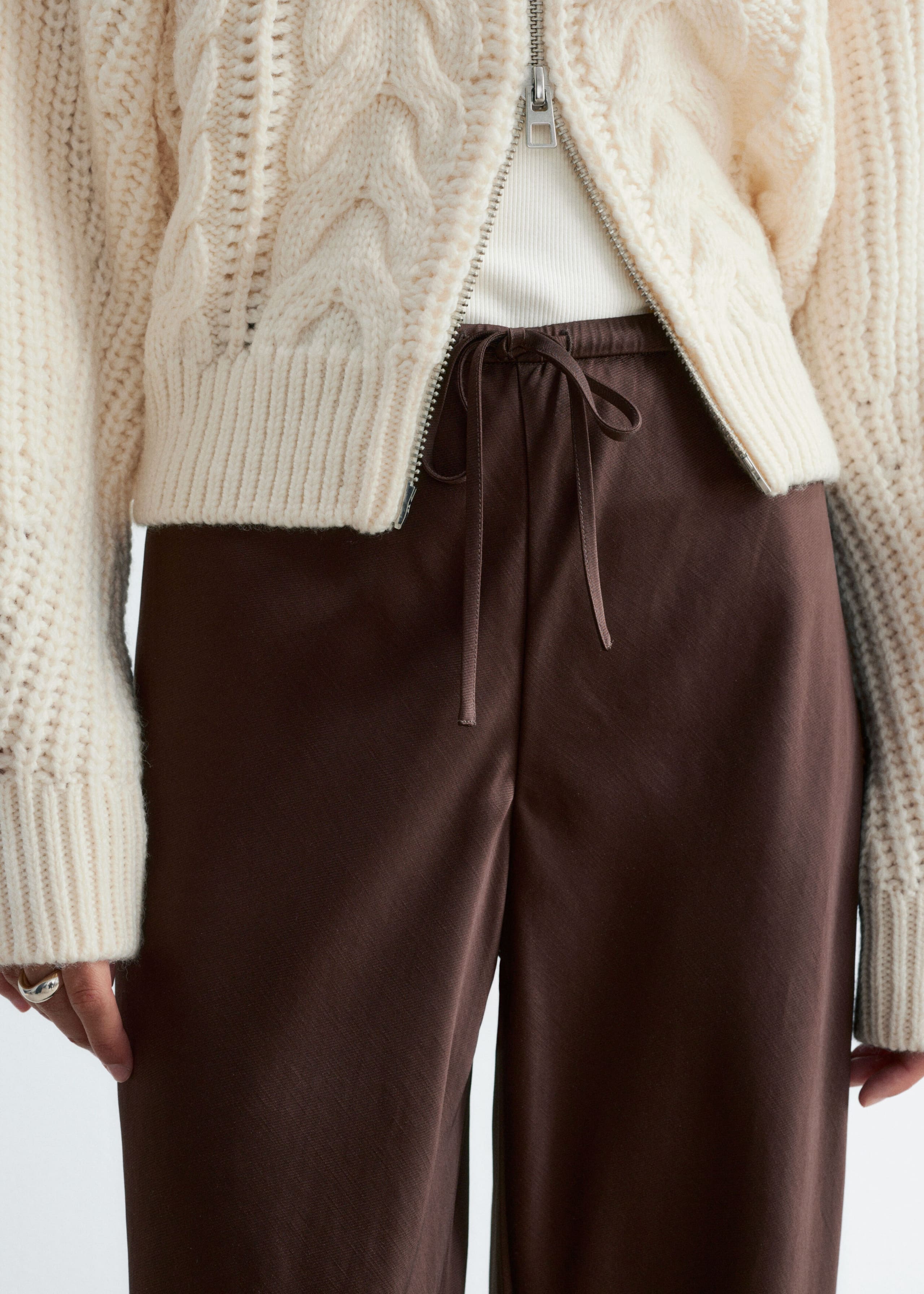 Satynowe spodnie – Ciemnobrązowy – Lookbook