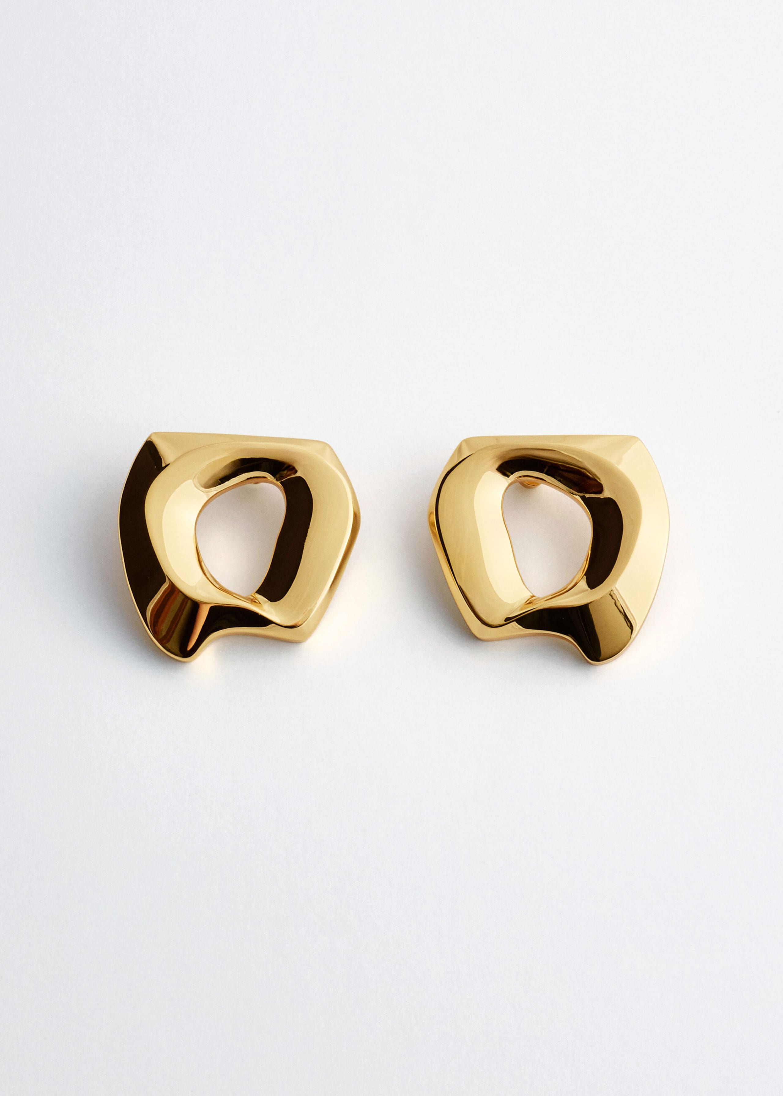 Skulpturale Messingohrringe mit Cut-outs - Gold - Stillleben