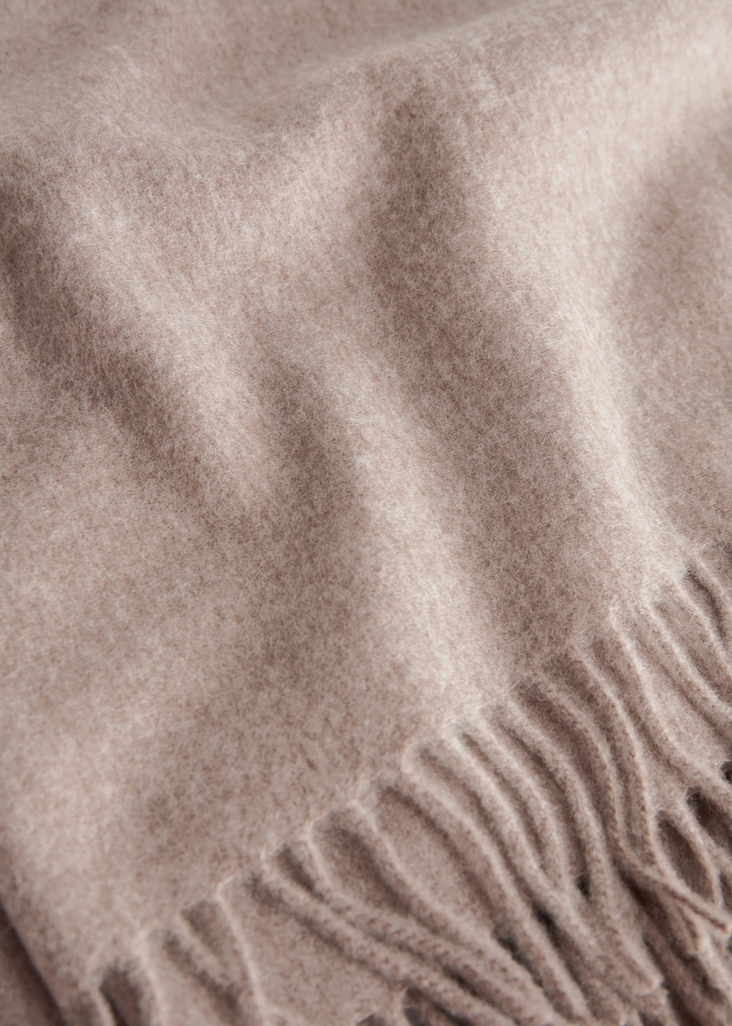 Écharpe frangée en laine - {{variantName}} - Descriptive Detail