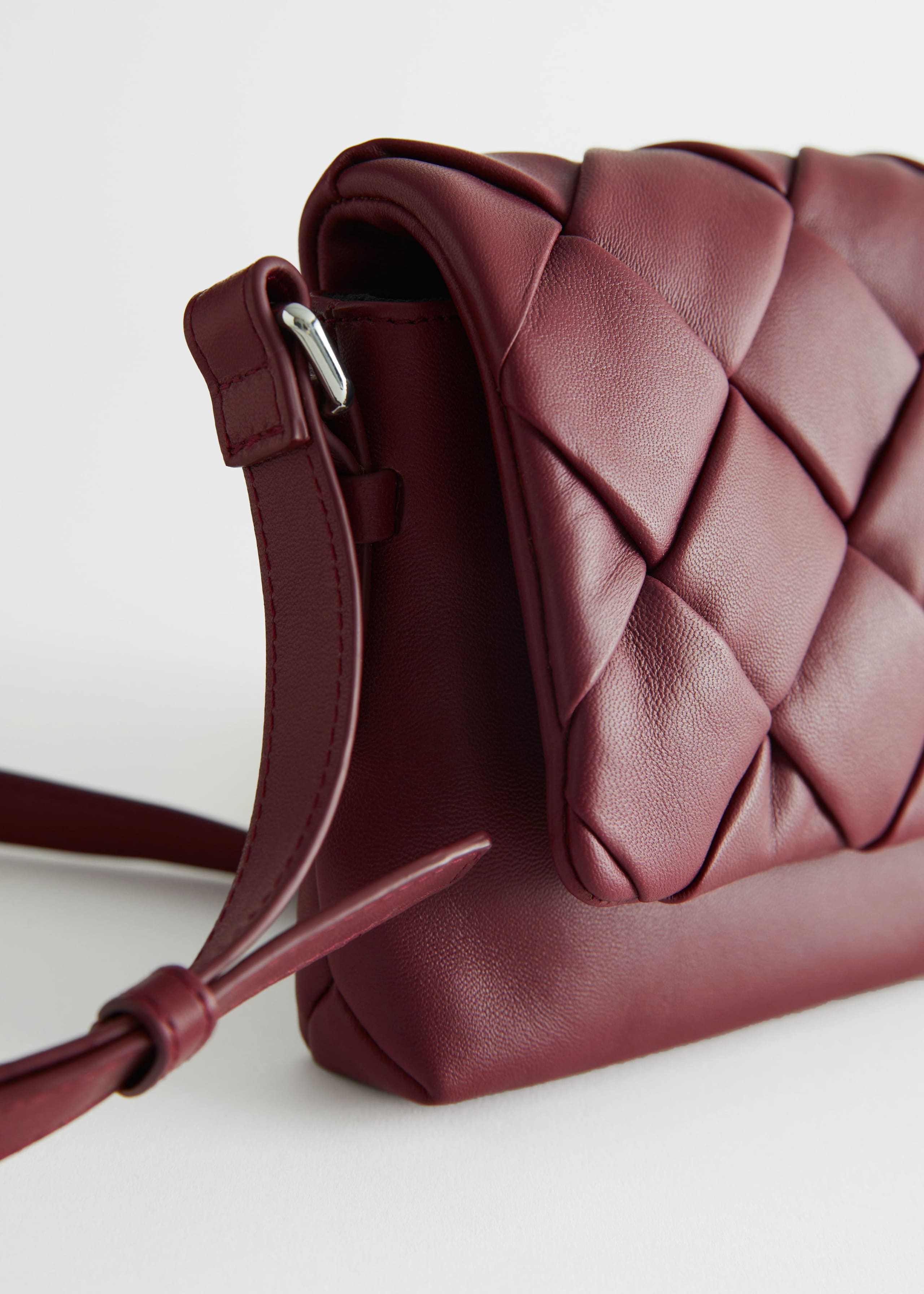 Leder-Umhängetasche mit Flechtdesign - {{variantName}} - Beschreibendes Detail